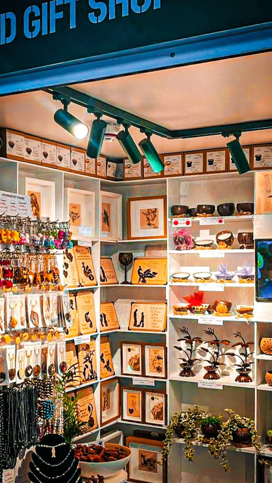 best shops in london shopping guide - best shopping in camden town - best shops in camden town - best things to do in camden town aesthetic - london travel guide - london bucket list - best things to do in london - best stores in london - beautiful places in london - best vintage shops in london - best markets in london