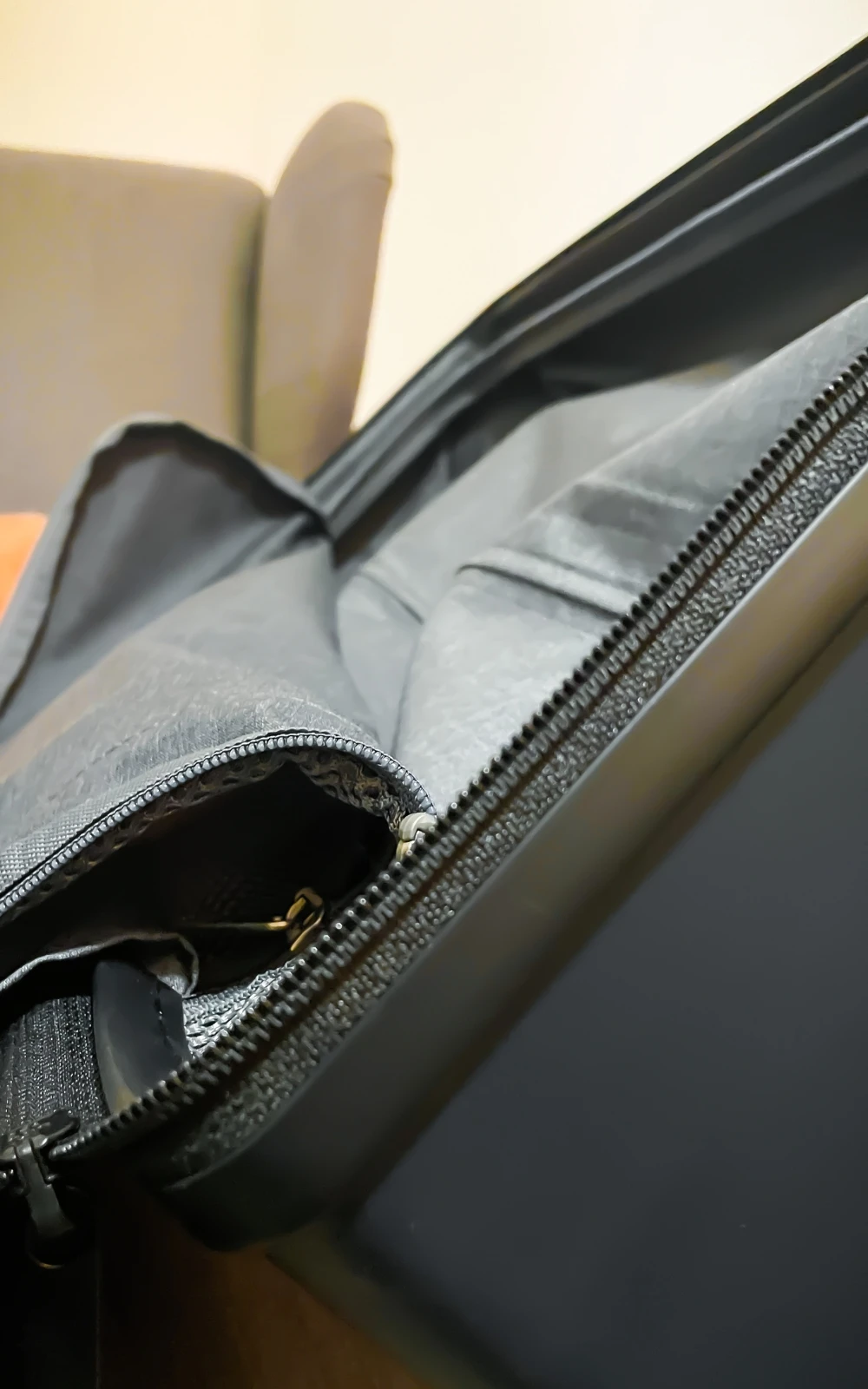 Level 8 Road Runner Pro Carry on 20 suitcase review - best level 8 suitcase - best luggage for digital nomads