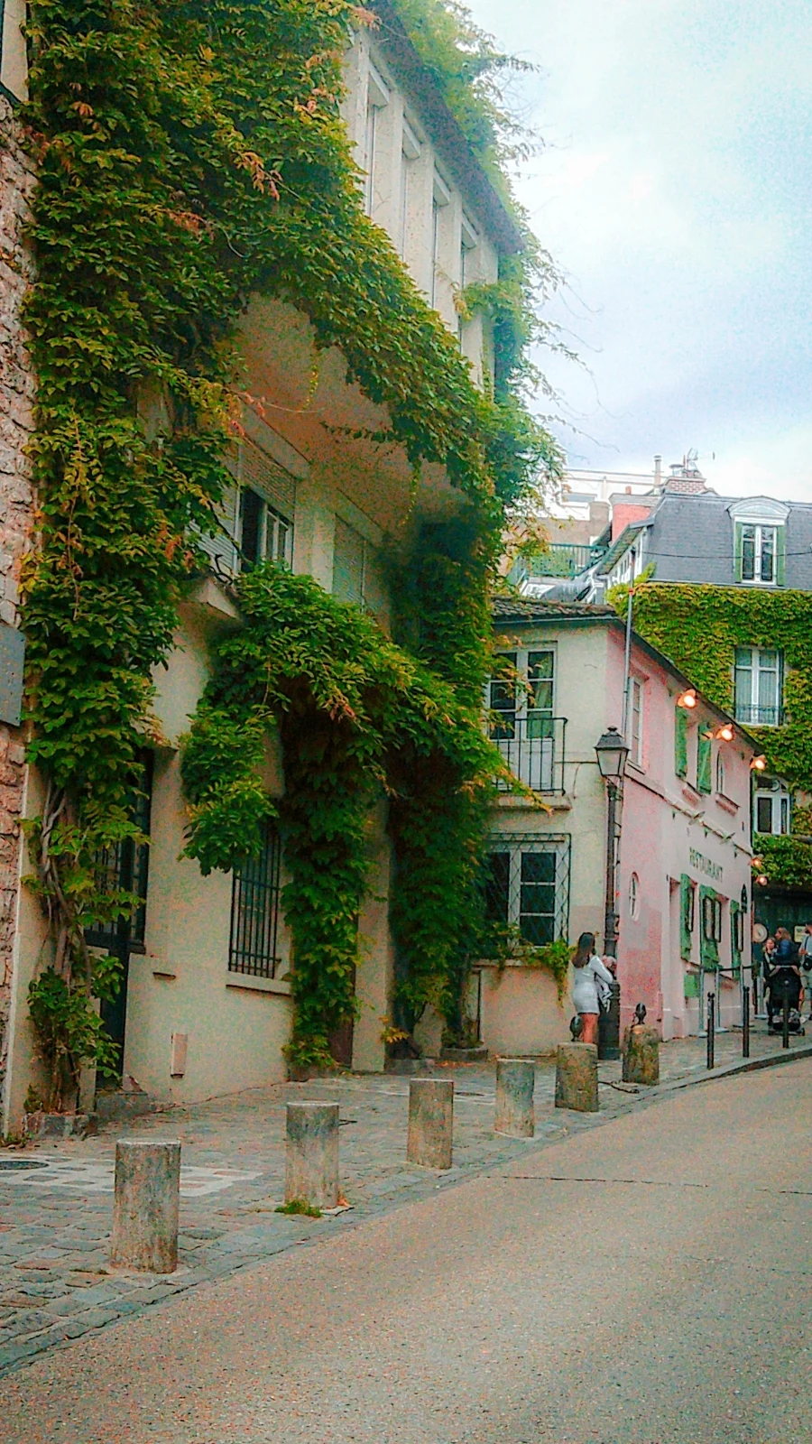 aesthetic streets in paris to visit - free things to do in paris france - montmartre rue de l'abreuvoir