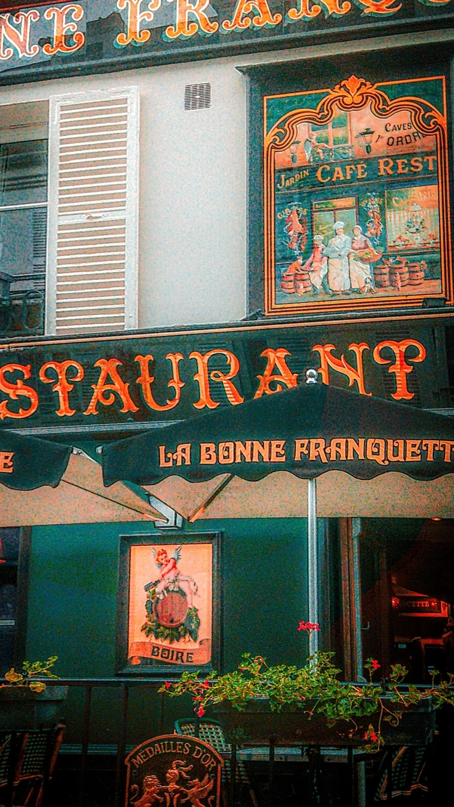aesthetic streets in paris to visit - free things to do in paris france - montmartre rue de l'abreuvoir