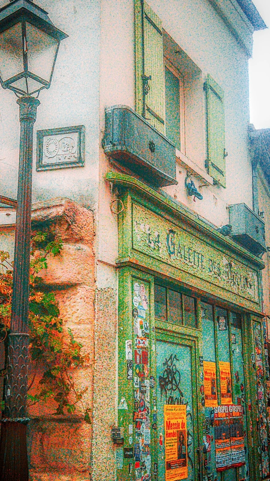 aesthetic streets in paris to visit - free things to do in paris france - montmartre rue de l'abreuvoir