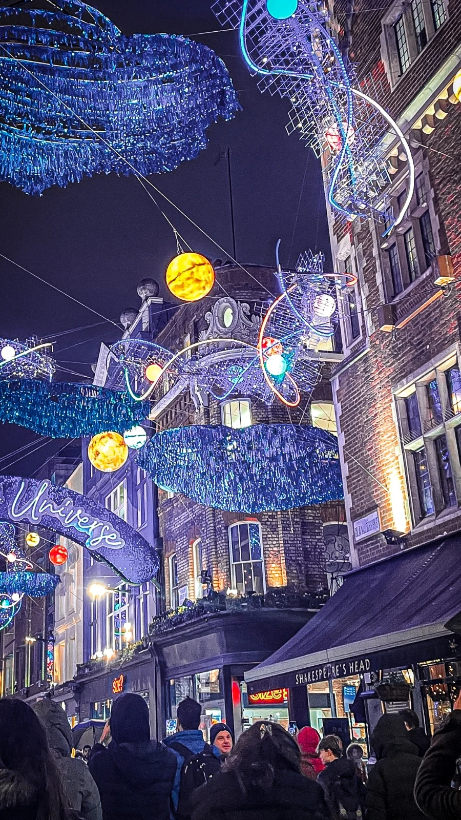 bookish locations in london - shakespeare sculptures in london and statues - literary locations - southwark cathedral shakespeare's head carnaby street