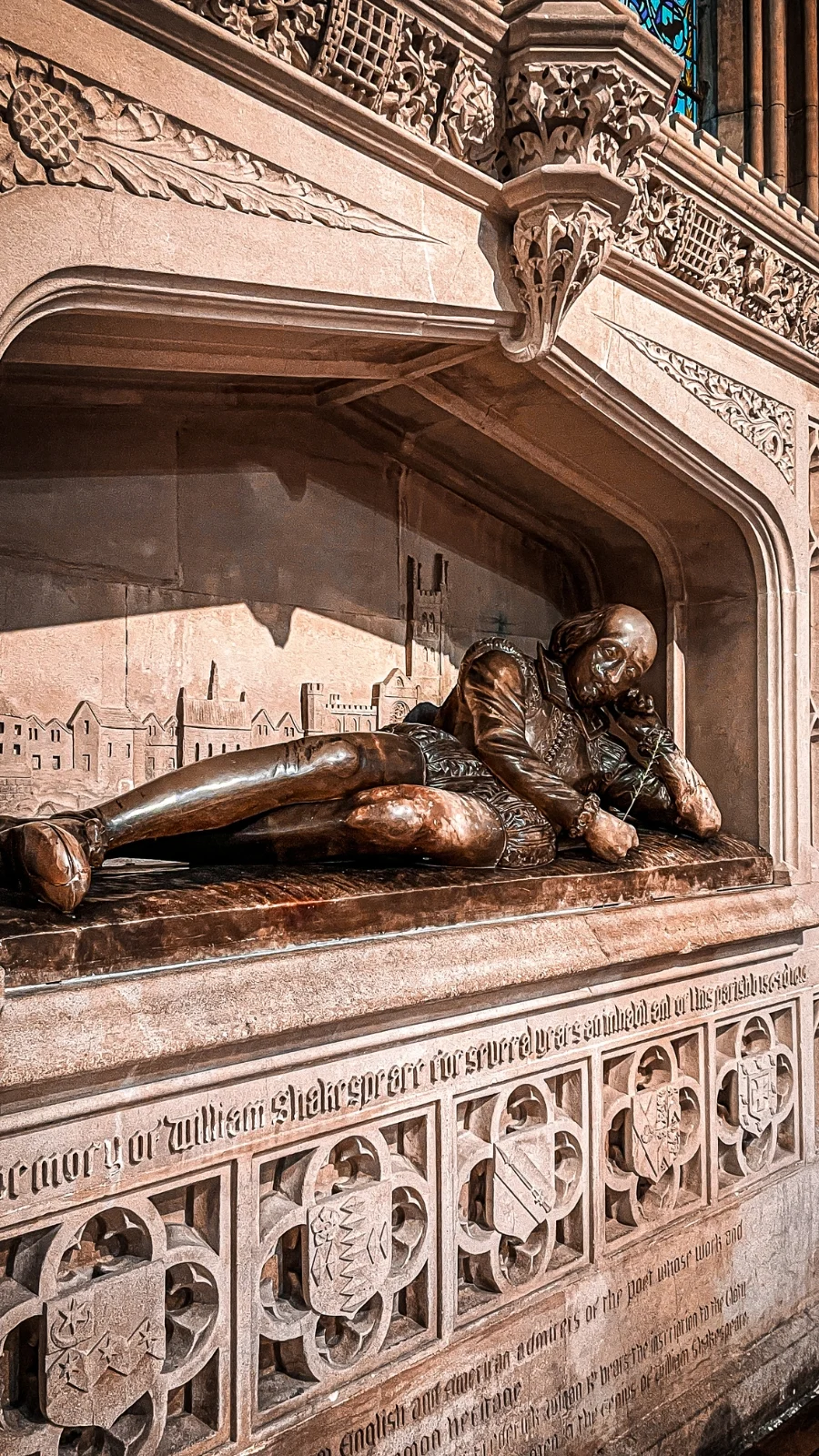 bookish locations in london - shakespeare sculptures in london and statues - literary locations - southwark cathedral
