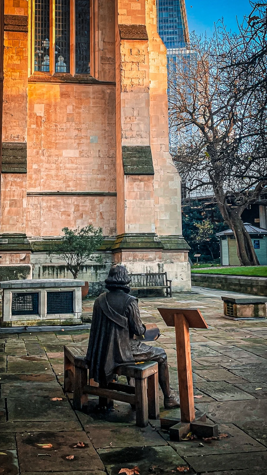 bookish locations in london - shakespeare sculptures in london and statues - literary locations - southwark cathedral