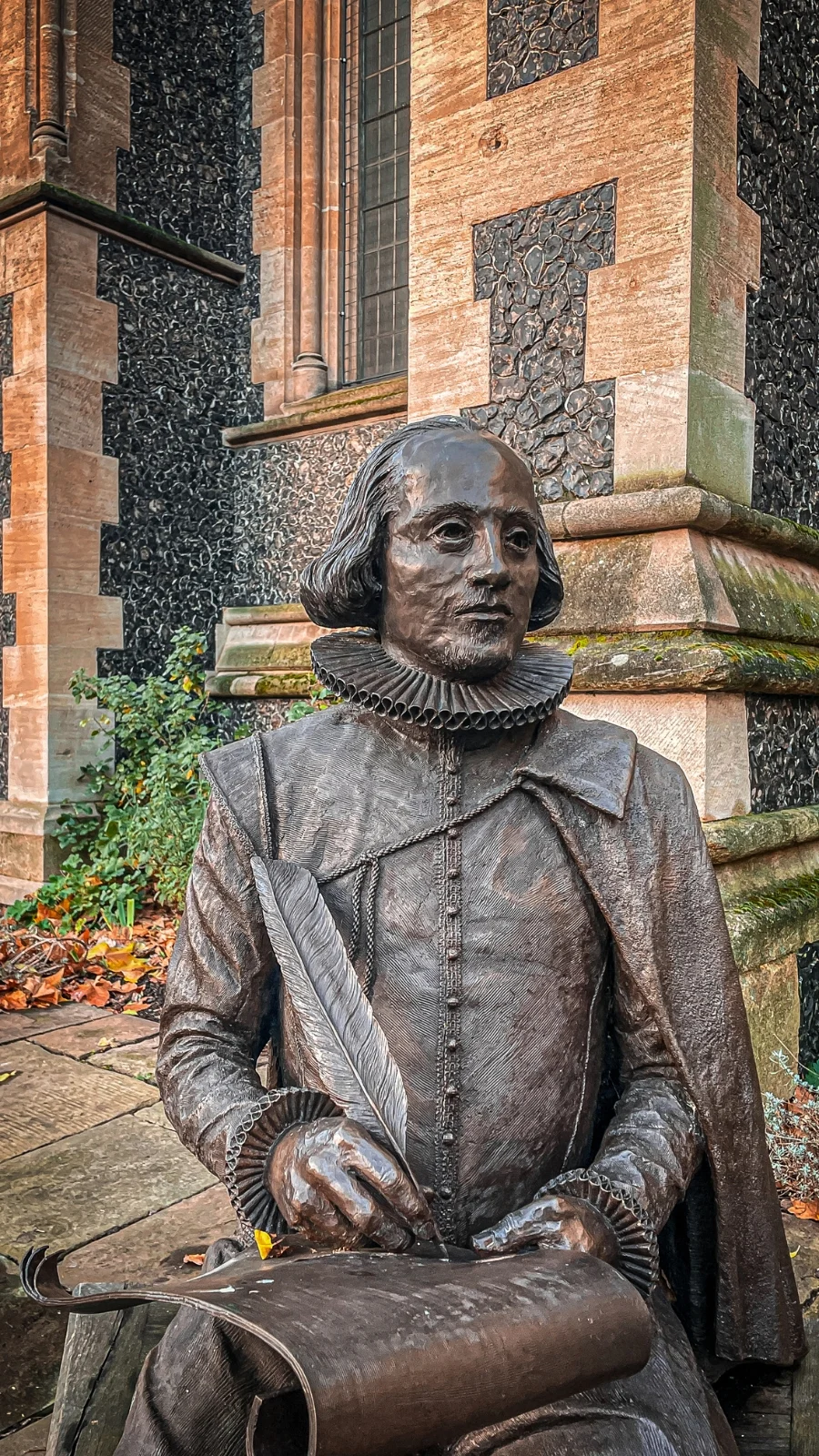 bookish locations in london - shakespeare sculptures in london and statues - literary locations - southwark cathedral
