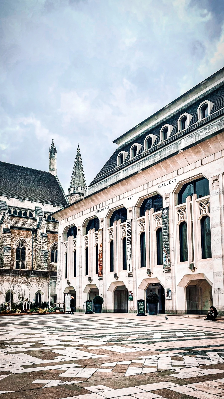 bookish locations in london - shakespeare sculptures in london and statues - literary locations in london shoreditch new inn broadway romeo juliet guildhall art gallery