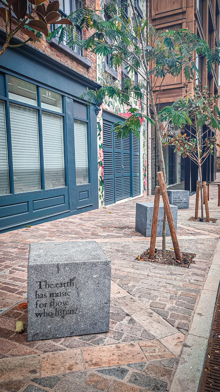 bookish locations in london - shakespeare sculptures in london and statues - literary locations in london shoreditch new inn broadway romeo juliet