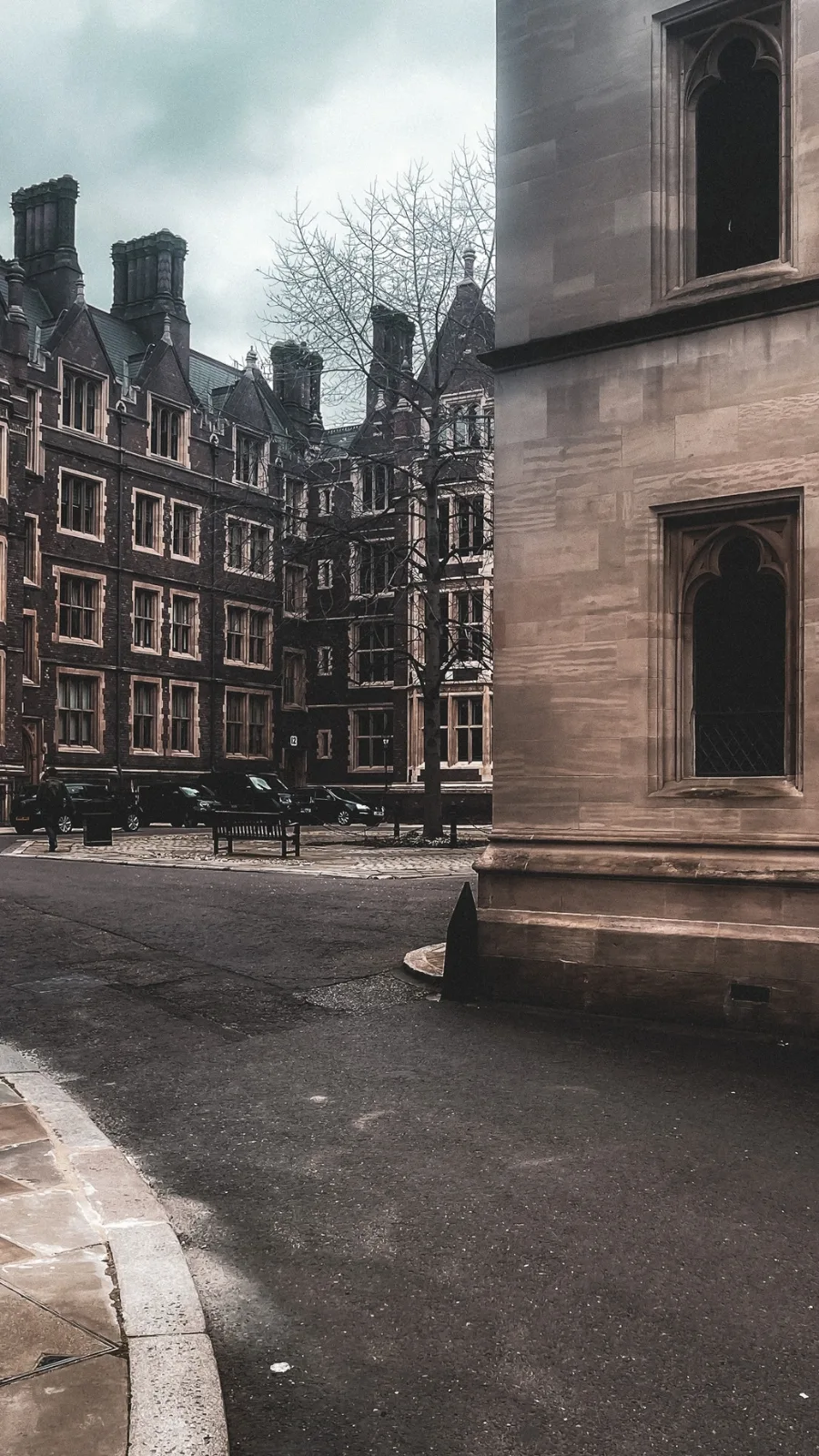 unusual london itinerary - dark academia places in london aesthetic - dark academia aesthetic - magical places in london - free things to do in london off the beaten path - best things to do in london on a budget - creepy places in london - secret places in london - unique things to do in london with kids - unusual things to do in london with teens - historical sites in london - medieval sites in london - secret churches in london - city of london - barbican - holborn