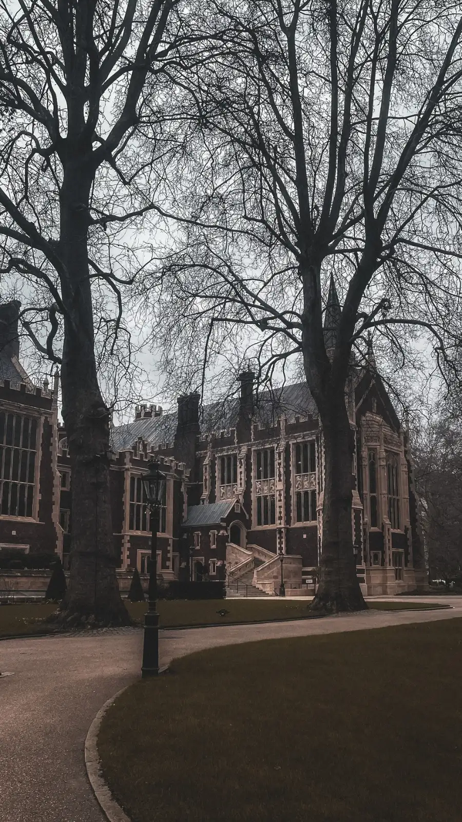 unusual london itinerary - dark academia places in london aesthetic - dark academia aesthetic - magical places in london - free things to do in london off the beaten path - best things to do in london on a budget - creepy places in london - secret places in london - unique things to do in london with kids - unusual things to do in london with teens - historical sites in london - medieval sites in london - secret churches in london - city of london - barbican - holborn