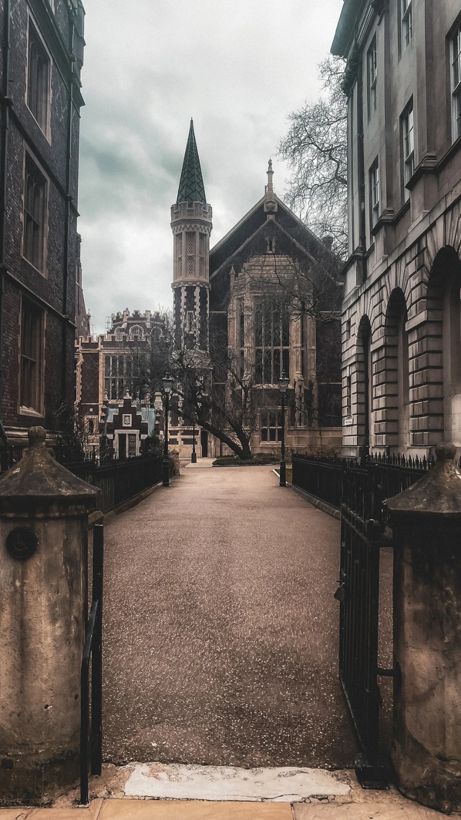 unusual london itinerary - dark academia places in london aesthetic - dark academia aesthetic - magical places in london - free things to do in london off the beaten path - best things to do in london on a budget - creepy places in london - secret places in london - unique things to do in london with kids - unusual things to do in london with teens - historical sites in london - medieval sites in london - secret churches in london - city of london - barbican - holborn