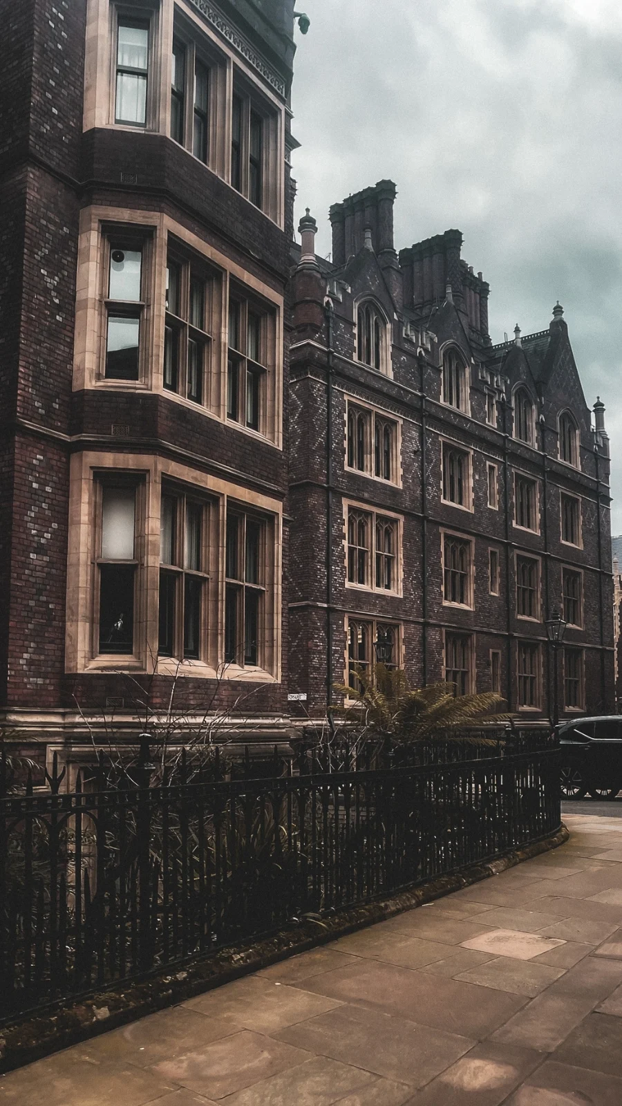 unusual london itinerary - dark academia places in london aesthetic - dark academia aesthetic - magical places in london - free things to do in london off the beaten path - best things to do in london on a budget - creepy places in london - secret places in london - unique things to do in london with kids - unusual things to do in london with teens - historical sites in london - medieval sites in london - secret churches in london - city of london - barbican - holborn