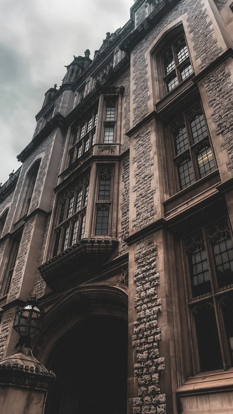 unusual london itinerary - dark academia places in london aesthetic - dark academia aesthetic - magical places in london - free things to do in london off the beaten path - best things to do in london on a budget - creepy places in london - secret places in london - unique things to do in london with kids - unusual things to do in london with teens - historical sites in london - medieval sites in london - secret churches in london - city of london - barbican - holborn