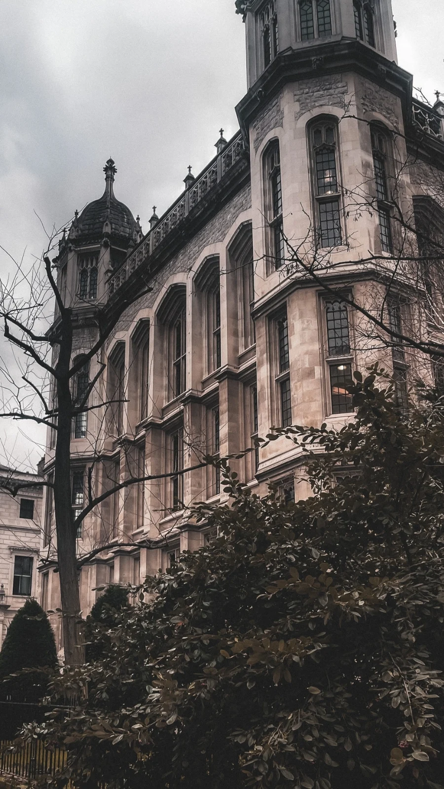 unusual london itinerary - dark academia places in london aesthetic - dark academia aesthetic - magical places in london - free things to do in london off the beaten path - best things to do in london on a budget - creepy places in london - secret places in london - unique things to do in london with kids - unusual things to do in london with teens - historical sites in london - medieval sites in london - secret churches in london - city of london - barbican - holborn