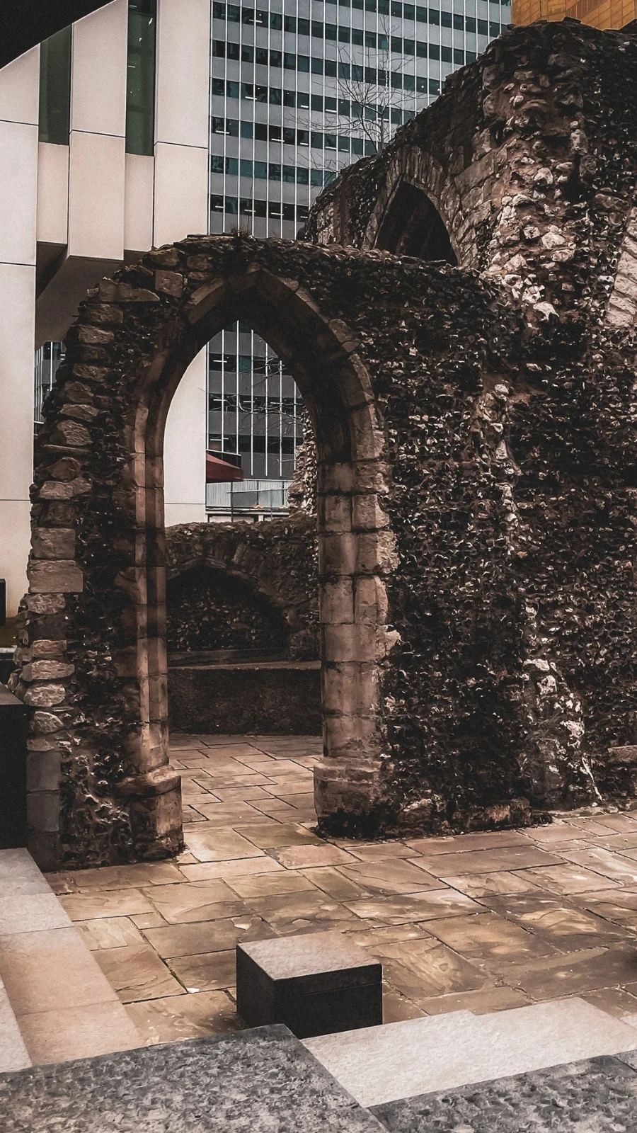 unusual london itinerary - dark academia places in london aesthetic - dark academia aesthetic - magical places in london - free things to do in london off the beaten path - best things to do in london on a budget - creepy places in london - secret places in london - unique things to do in london with kids - unusual things to do in london with teens - historical sites in london - medieval sites in london - secret churches in london - city of london - barbican - holborn