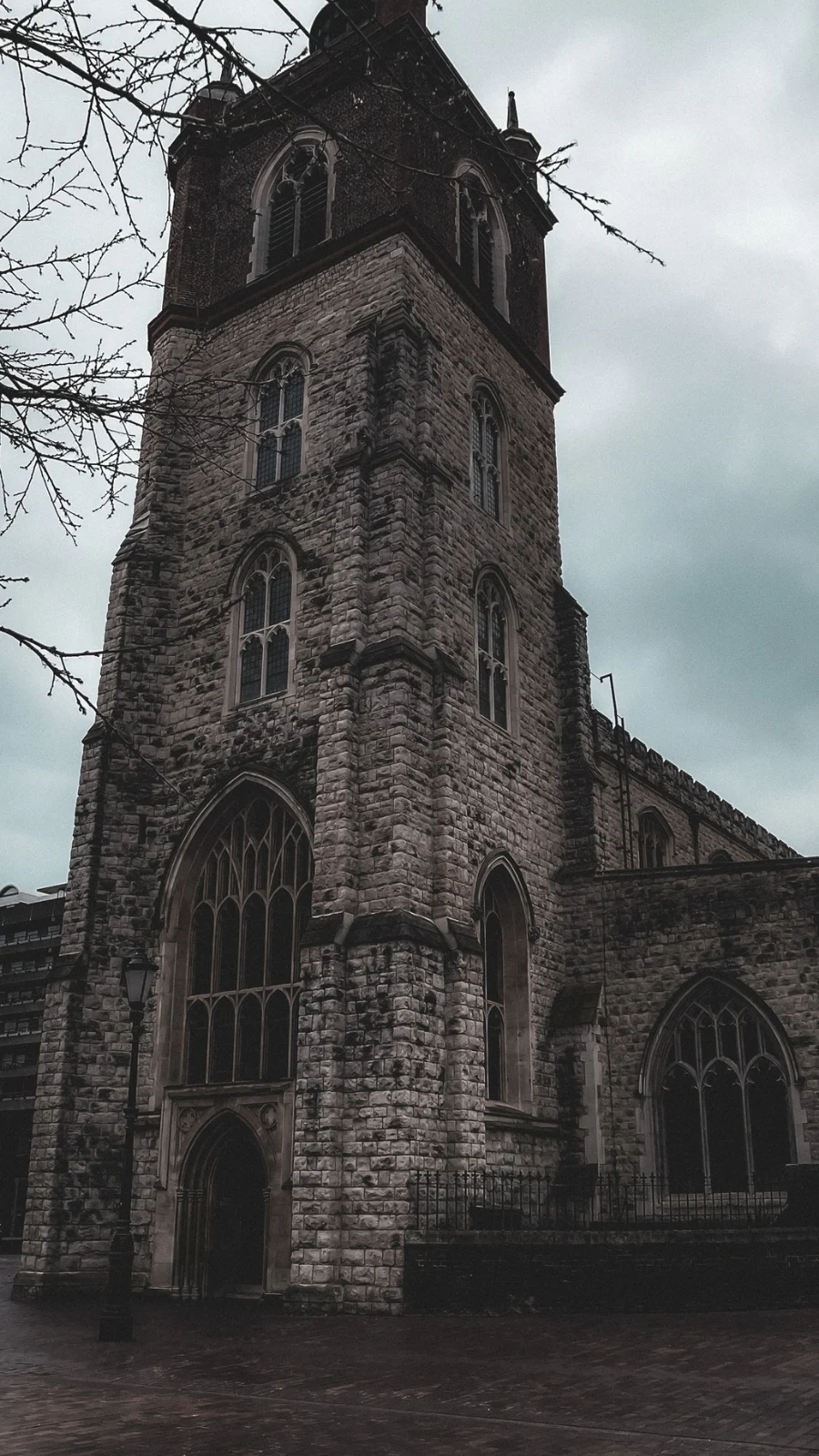 unusual london itinerary - dark academia places in london aesthetic - dark academia aesthetic - magical places in london - free things to do in london off the beaten path - best things to do in london on a budget - creepy places in london - secret places in london - unique things to do in london with kids - unusual things to do in london with teens - historical sites in london - medieval sites in london - secret churches in london - city of london - barbican - holborn