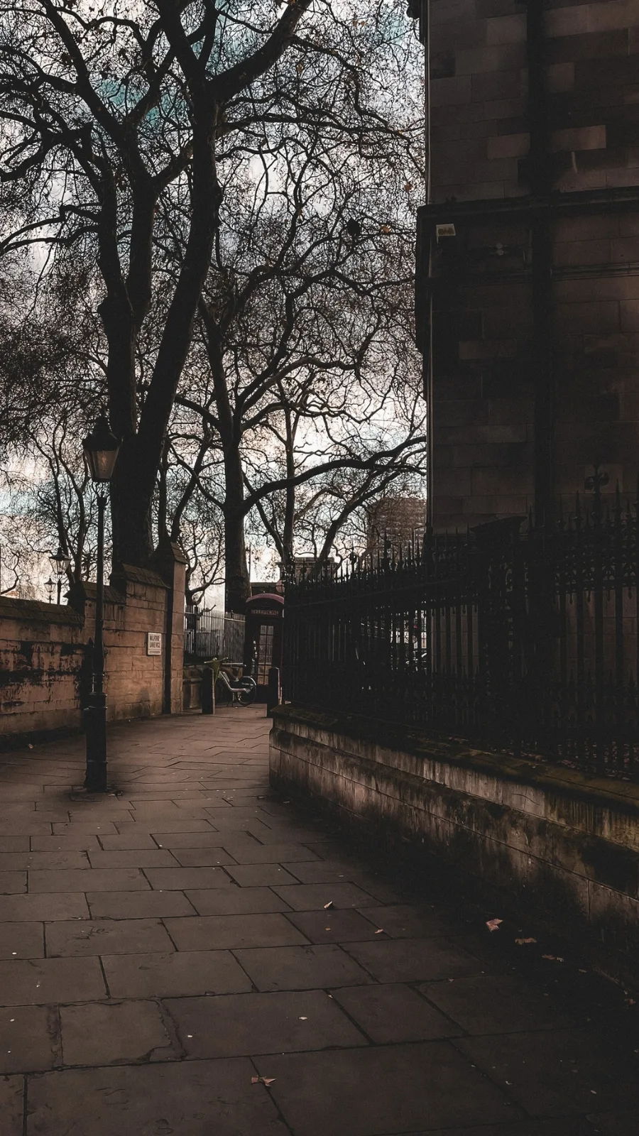 unusual london itinerary - dark academia places in london aesthetic - dark academia aesthetic - magical places in london - free things to do in london off the beaten path - best things to do in london on a budget - creepy places in london - secret places in london - unique things to do in london with kids - unusual things to do in london with teens - historical sites in london - medieval sites in london - secret churches in london - city of london - barbican - holborn