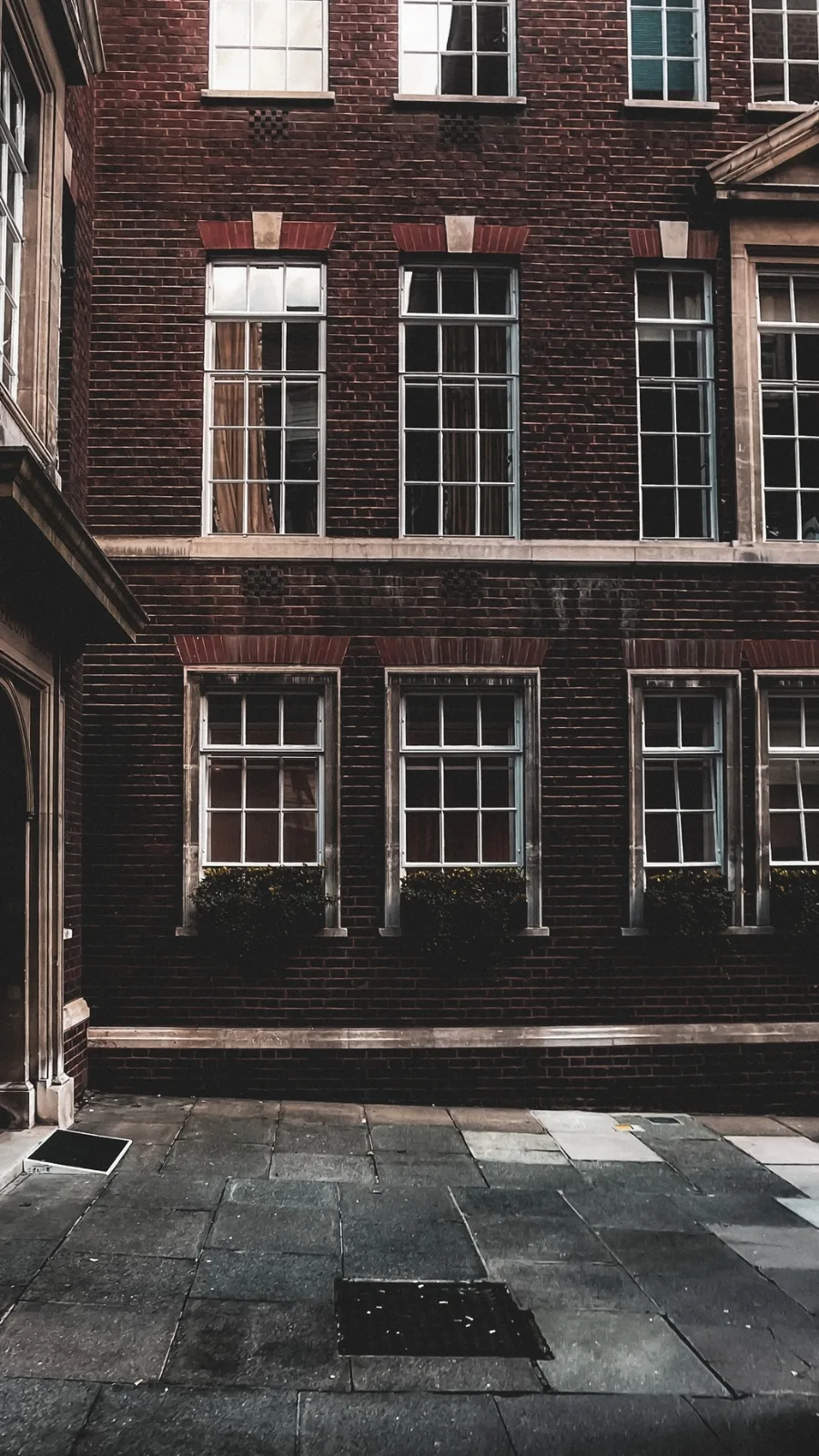 unusual london itinerary - dark academia places in london aesthetic - dark academia aesthetic - magical places in london - free things to do in london off the beaten path - best things to do in london on a budget - creepy places in london - secret places in london - unique things to do in london with kids - unusual things to do in london with teens - historical sites in london - medieval sites in london - secret churches in london - city of london - barbican - holborn
