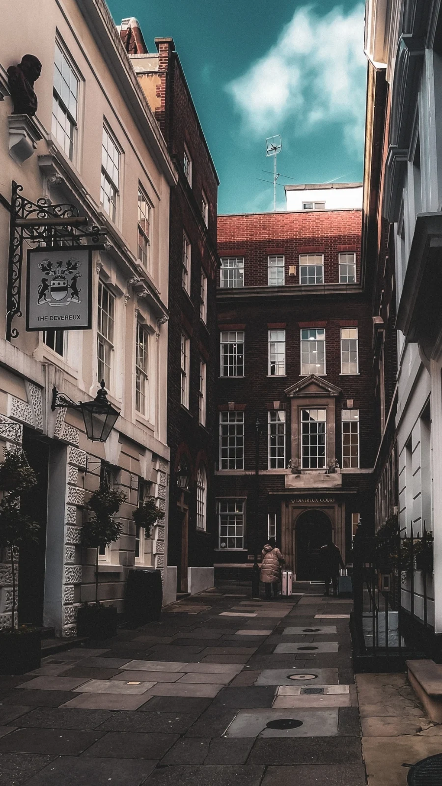 unusual london itinerary - dark academia places in london aesthetic - dark academia aesthetic - magical places in london - free things to do in london off the beaten path - best things to do in london on a budget - creepy places in london - secret places in london - unique things to do in london with kids - unusual things to do in london with teens - historical sites in london - medieval sites in london - secret churches in london - city of london - barbican - holborn