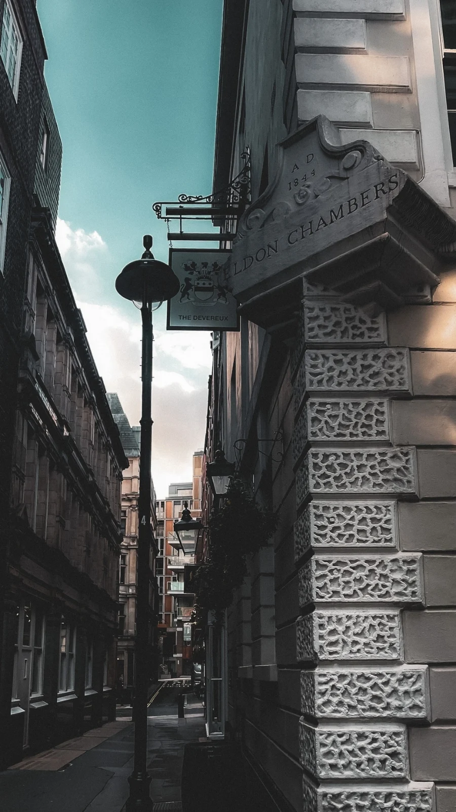 unusual london itinerary - dark academia places in london aesthetic - dark academia aesthetic - magical places in london - free things to do in london off the beaten path - best things to do in london on a budget - creepy places in london - secret places in london - unique things to do in london with kids - unusual things to do in london with teens - historical sites in london - medieval sites in london - secret churches in london - city of london - barbican - holborn