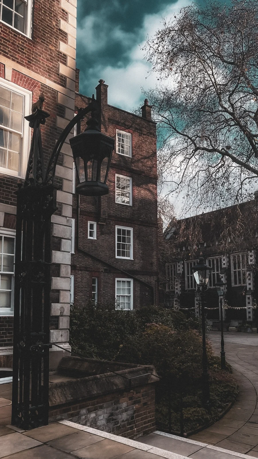 unusual london itinerary - dark academia places in london aesthetic - dark academia aesthetic - magical places in london - free things to do in london off the beaten path - best things to do in london on a budget - creepy places in london - secret places in london - unique things to do in london with kids - unusual things to do in london with teens - historical sites in london - medieval sites in london - secret churches in london - city of london - barbican - holborn