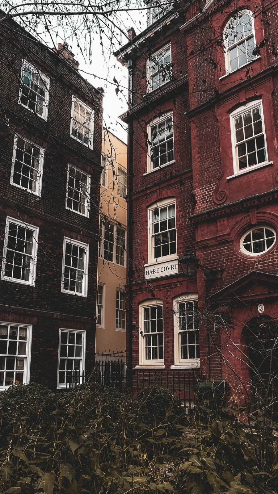 unusual london itinerary - dark academia places in london aesthetic - dark academia aesthetic - magical places in london - free things to do in london off the beaten path - best things to do in london on a budget - creepy places in london - secret places in london - unique things to do in london with kids - unusual things to do in london with teens - historical sites in london - medieval sites in london - secret churches in london - city of london - barbican - holborn