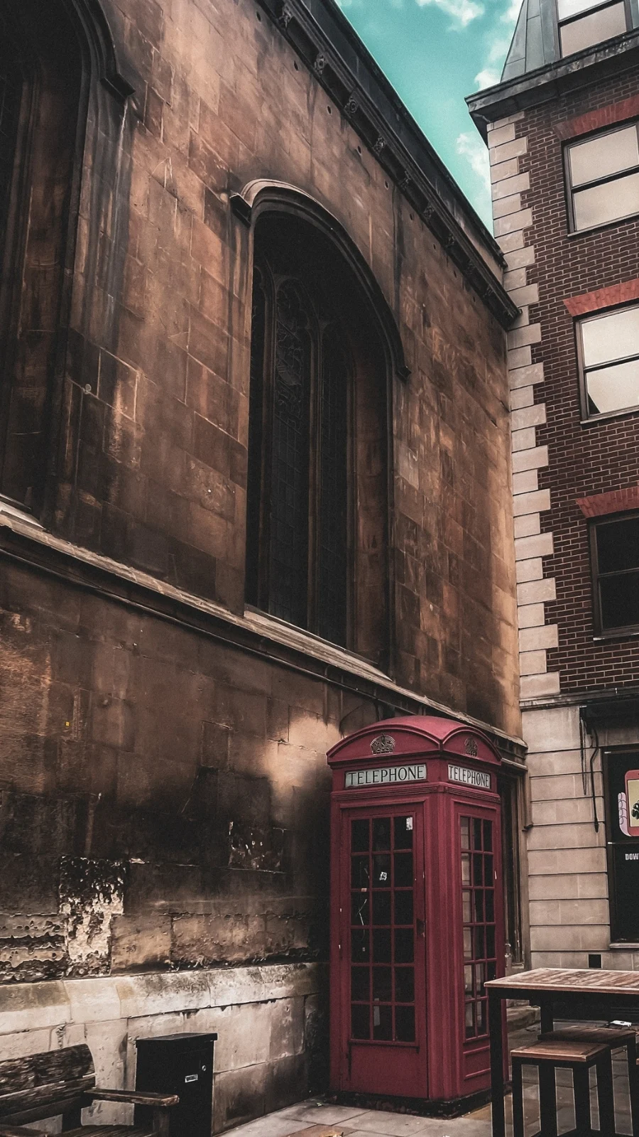 unusual london itinerary - dark academia places in london aesthetic - dark academia aesthetic - magical places in london - free things to do in london off the beaten path - best things to do in london on a budget - creepy places in london - secret places in london - unique things to do in london with kids - unusual things to do in london with teens - historical sites in london - medieval sites in london - secret churches in london - city of london - barbican - holborn