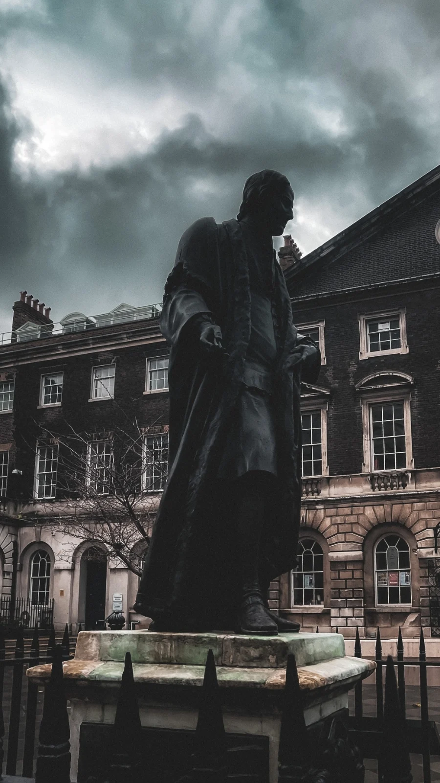 unusual london itinerary - dark academia places in london aesthetic - dark academia aesthetic - magical places in london - free things to do in london off the beaten path - best things to do in london on a budget - creepy places in london - secret places in london - unique things to do in london with kids - unusual things to do in london with teens - historical sites in london - medieval sites in london - secret churches in london - city of london - barbican - holborn