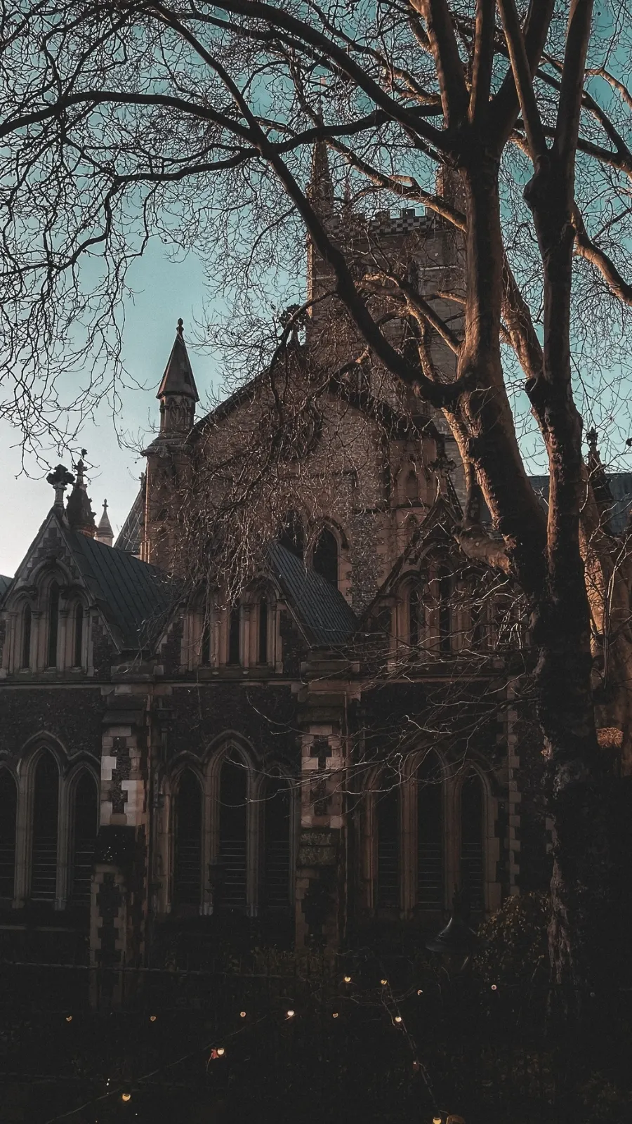 unusual london itinerary - dark academia places in london aesthetic - dark academia aesthetic - magical places in london - free things to do in london off the beaten path - best things to do in london on a budget - creepy places in london - secret places in london - unique things to do in london with kids - unusual things to do in london with teens - historical sites in london - medieval sites in london - secret churches in london - city of london - barbican - holborn