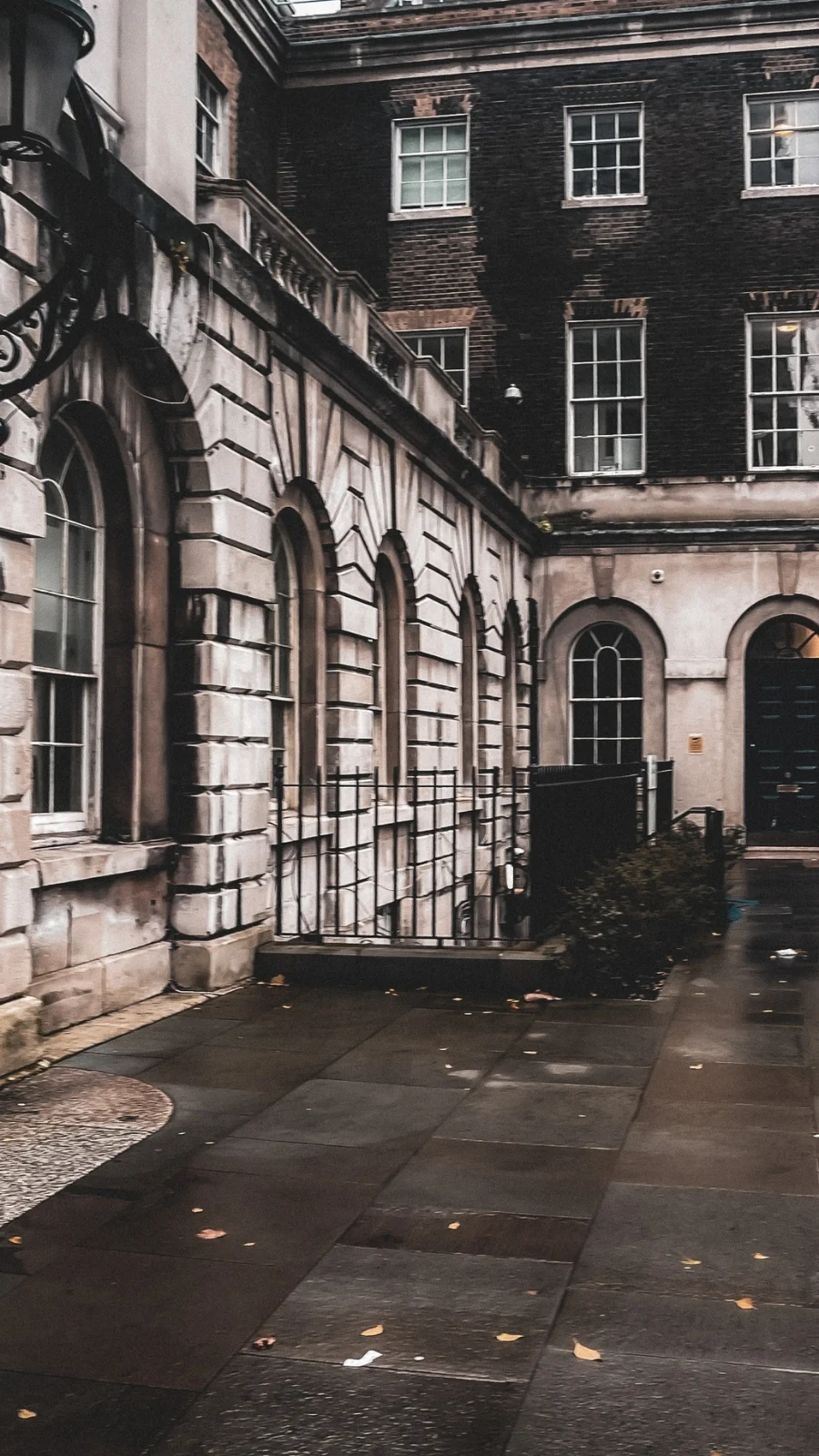 unusual london itinerary - dark academia places in london aesthetic - dark academia aesthetic - magical places in london - free things to do in london off the beaten path - best things to do in london on a budget - creepy places in london - secret places in london - unique things to do in london with kids - unusual things to do in london with teens - historical sites in london - medieval sites in london - secret churches in london - city of london - barbican - holborn