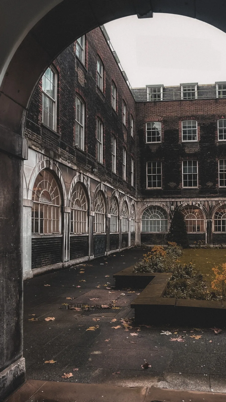 unusual london itinerary - dark academia places in london aesthetic - dark academia aesthetic - magical places in london - free things to do in london off the beaten path - best things to do in london on a budget - creepy places in london - secret places in london - unique things to do in london with kids - unusual things to do in london with teens - historical sites in london - medieval sites in london - secret churches in london - city of london - barbican - holborn