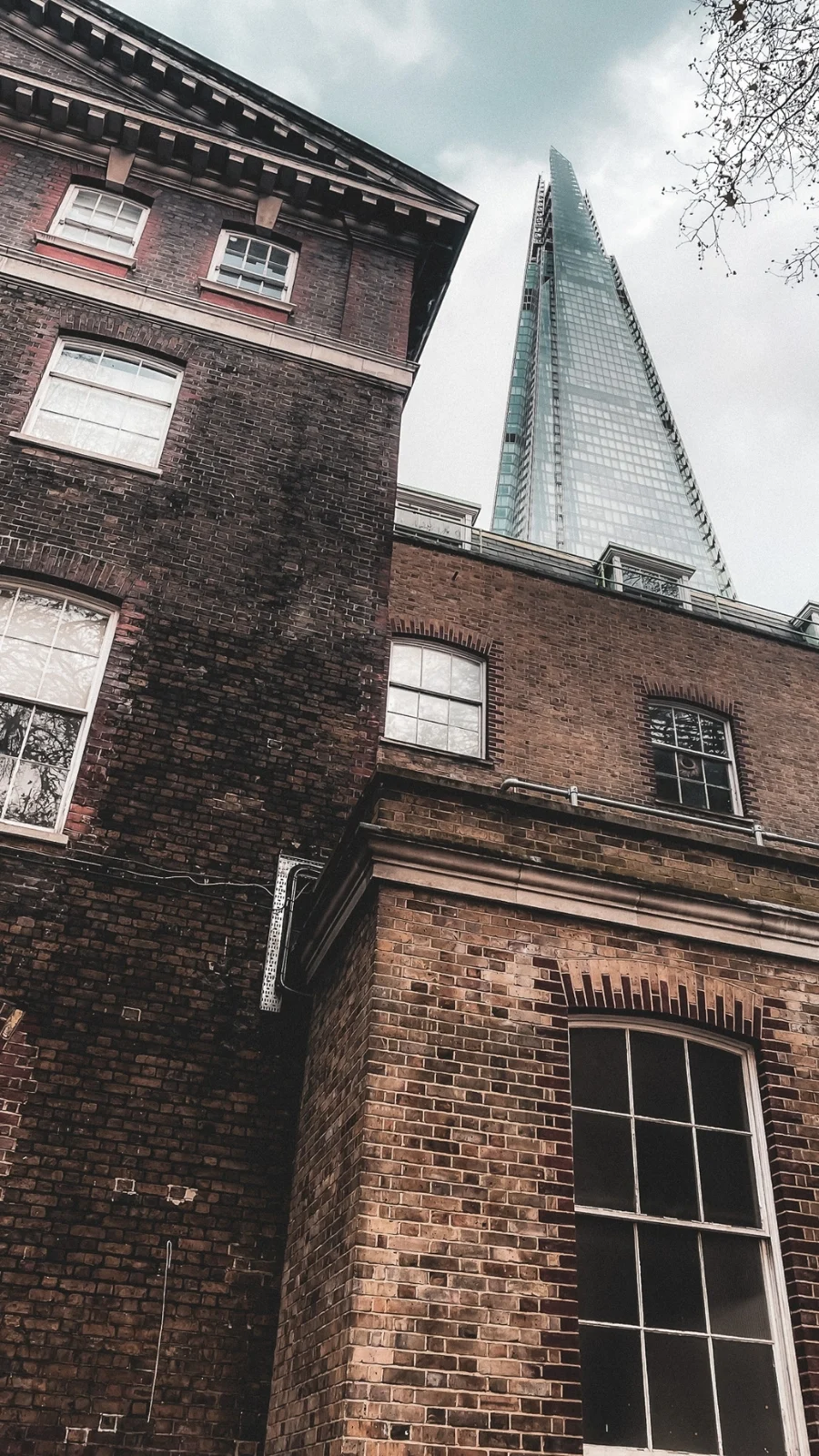 unusual london itinerary - dark academia places in london aesthetic - dark academia aesthetic - magical places in london - free things to do in london off the beaten path - best things to do in london on a budget - creepy places in london - secret places in london - unique things to do in london with kids - unusual things to do in london with teens - historical sites in london - medieval sites in london - secret churches in london - city of london - barbican - holborn