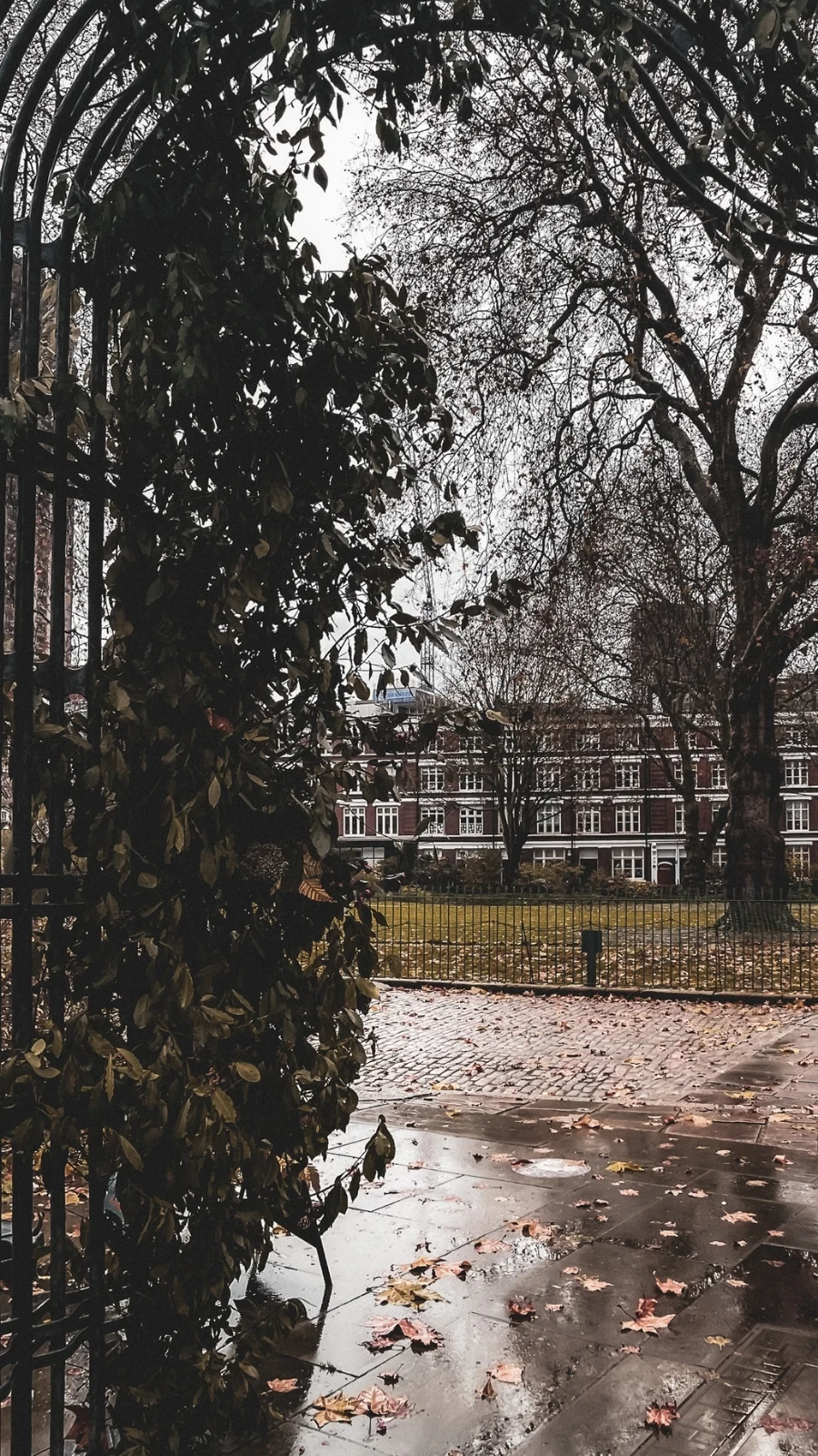 unusual london itinerary - dark academia places in london aesthetic - dark academia aesthetic - magical places in london - free things to do in london off the beaten path - best things to do in london on a budget - creepy places in london - secret places in london - unique things to do in london with kids - unusual things to do in london with teens - historical sites in london - medieval sites in london - secret churches in london - city of london - barbican - holborn