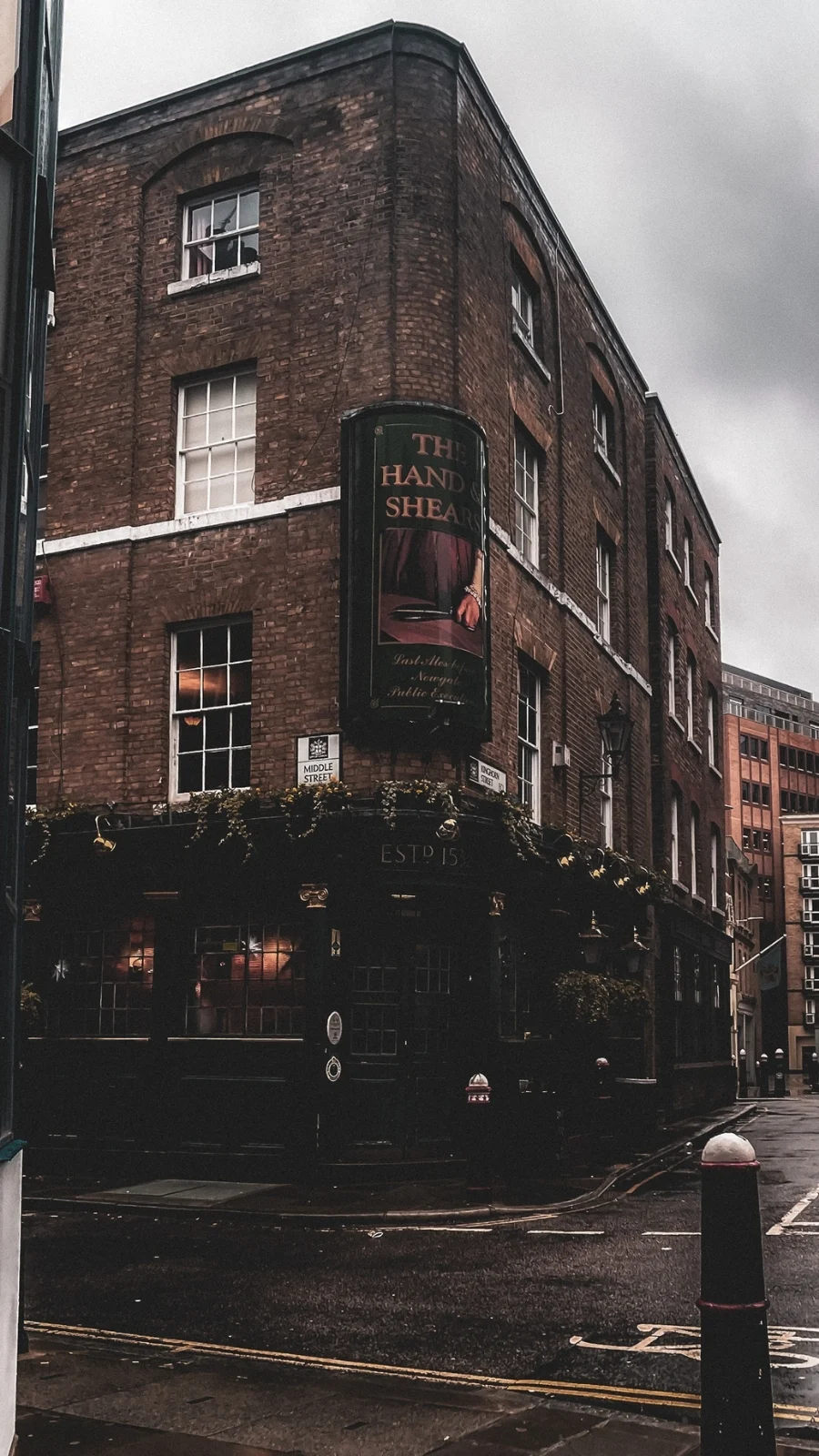 unusual london itinerary - dark academia places in london aesthetic - dark academia aesthetic - magical places in london - free things to do in london off the beaten path - best things to do in london on a budget - creepy places in london - secret places in london - unique things to do in london with kids - unusual things to do in london with teens - historical sites in london - medieval sites in london - secret churches in london - city of london - barbican - holborn