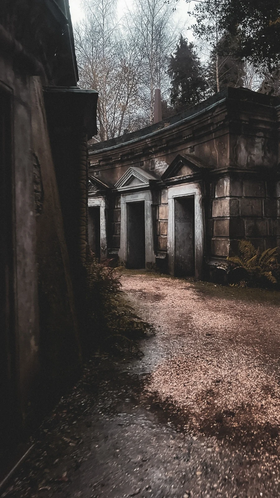 unusual london itinerary - dark academia places in london aesthetic - dark academia aesthetic - magical places in london - free things to do in london off the beaten path - best things to do in london on a budget - creepy places in london - secret places in london - unique things to do in london with kids - unusual things to do in london with teens - historical sites in london - medieval sites in london - secret churches in london - city of london - barbican - holborn