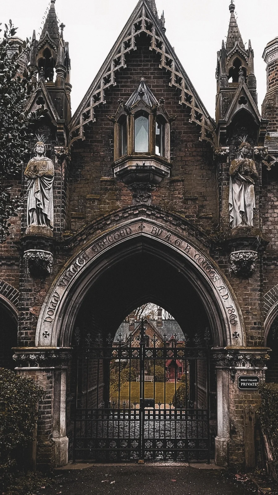 unusual london itinerary - dark academia places in london aesthetic - dark academia aesthetic - magical places in london - free things to do in london off the beaten path - best things to do in london on a budget - creepy places in london - secret places in london - unique things to do in london with kids - unusual things to do in london with teens - historical sites in london - medieval sites in london - secret churches in london - city of london - barbican - holborn