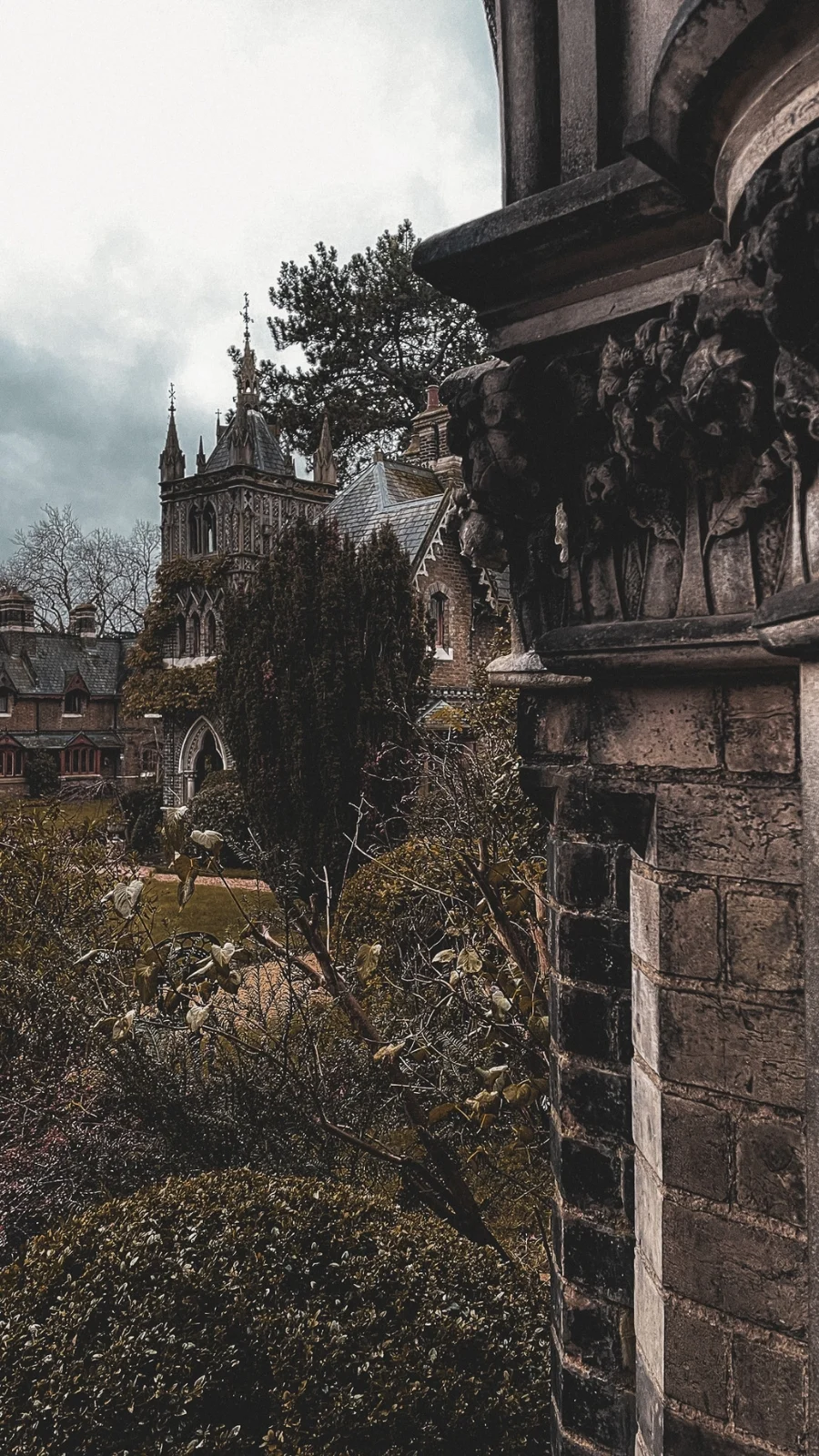 unusual london itinerary - dark academia places in london aesthetic - dark academia aesthetic - magical places in london - free things to do in london off the beaten path - best things to do in london on a budget - creepy places in london - secret places in london - unique things to do in london with kids - unusual things to do in london with teens - historical sites in london - medieval sites in london - secret churches in london - city of london - barbican - holborn