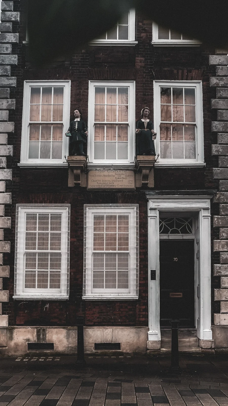 unusual london itinerary - dark academia places in london aesthetic - dark academia aesthetic - magical places in london - free things to do in london off the beaten path - best things to do in london on a budget - creepy places in london - secret places in london - unique things to do in london with kids - unusual things to do in london with teens - historical sites in london - medieval sites in london - secret churches in london - city of london - barbican - holborn