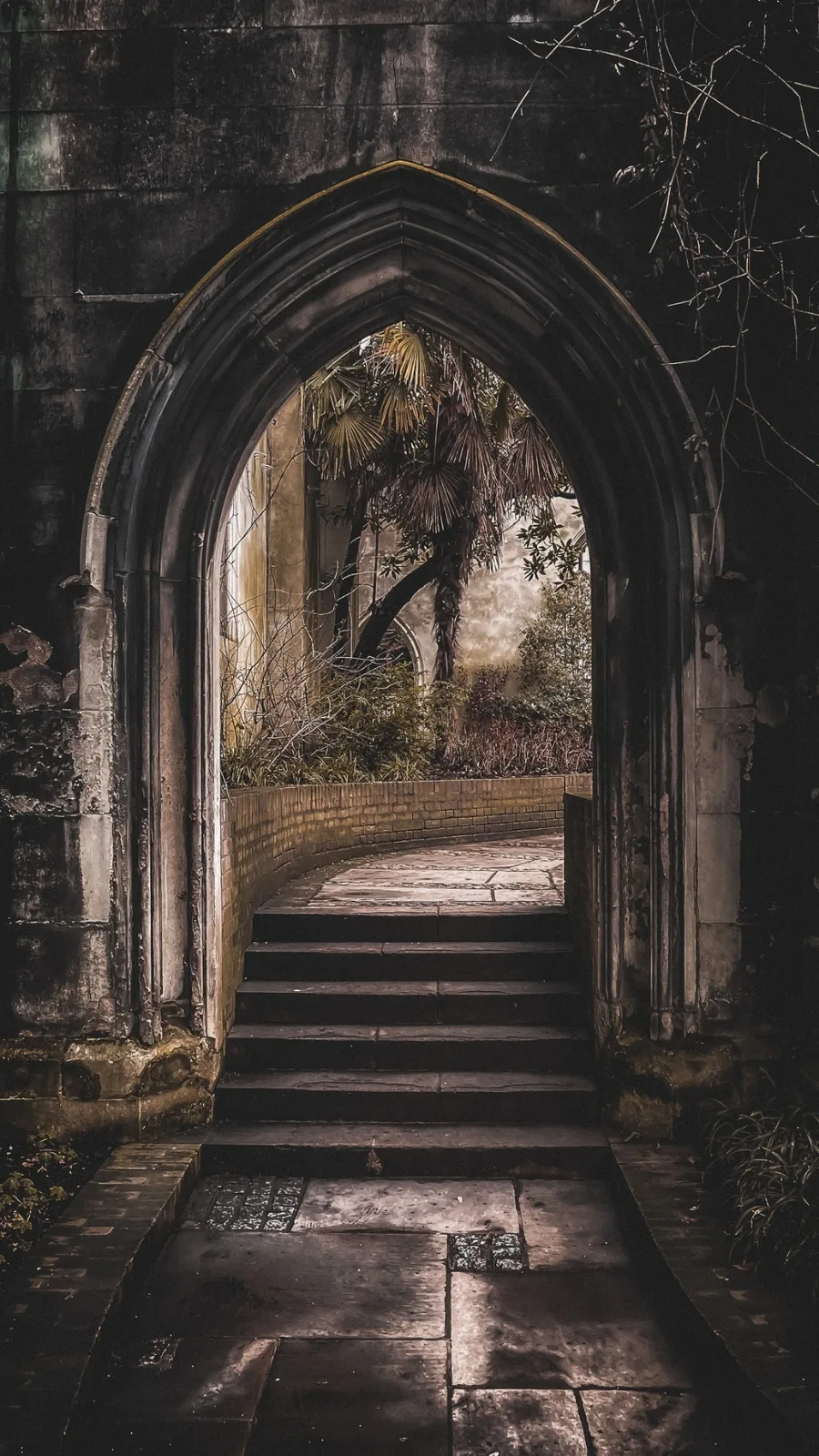 unusual london itinerary - dark academia places in london aesthetic - dark academia aesthetic - magical places in london - free things to do in london off the beaten path - best things to do in london on a budget - creepy places in london - secret places in london - unique things to do in london with kids - unusual things to do in london with teens - historical sites in london - medieval sites in london - secret churches in london - city of london - barbican - holborn