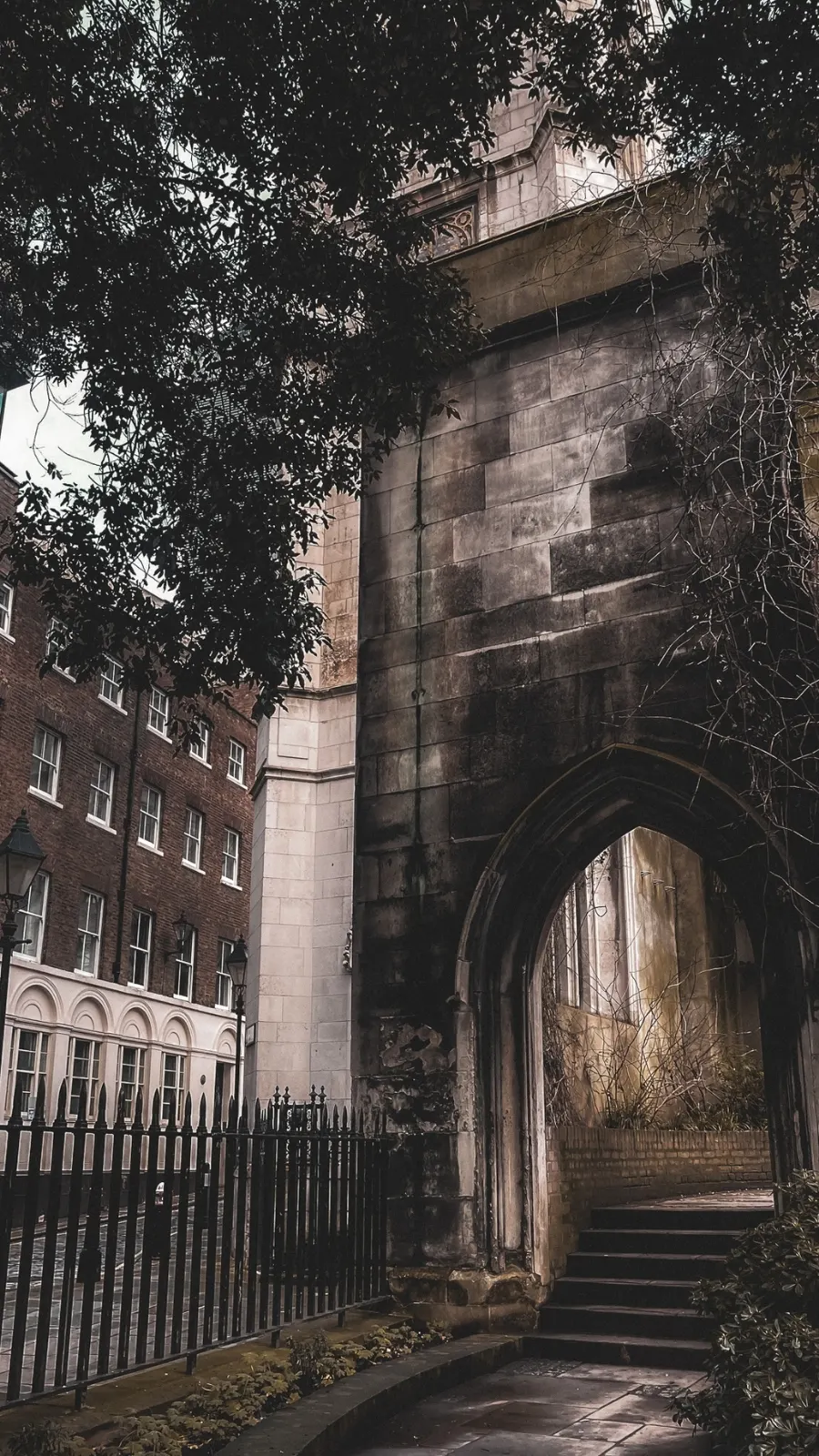 unusual london itinerary - dark academia places in london aesthetic - dark academia aesthetic - magical places in london - free things to do in london off the beaten path - best things to do in london on a budget - creepy places in london - secret places in london - unique things to do in london with kids - unusual things to do in london with teens - historical sites in london - medieval sites in london - secret churches in london - city of london - barbican - holborn