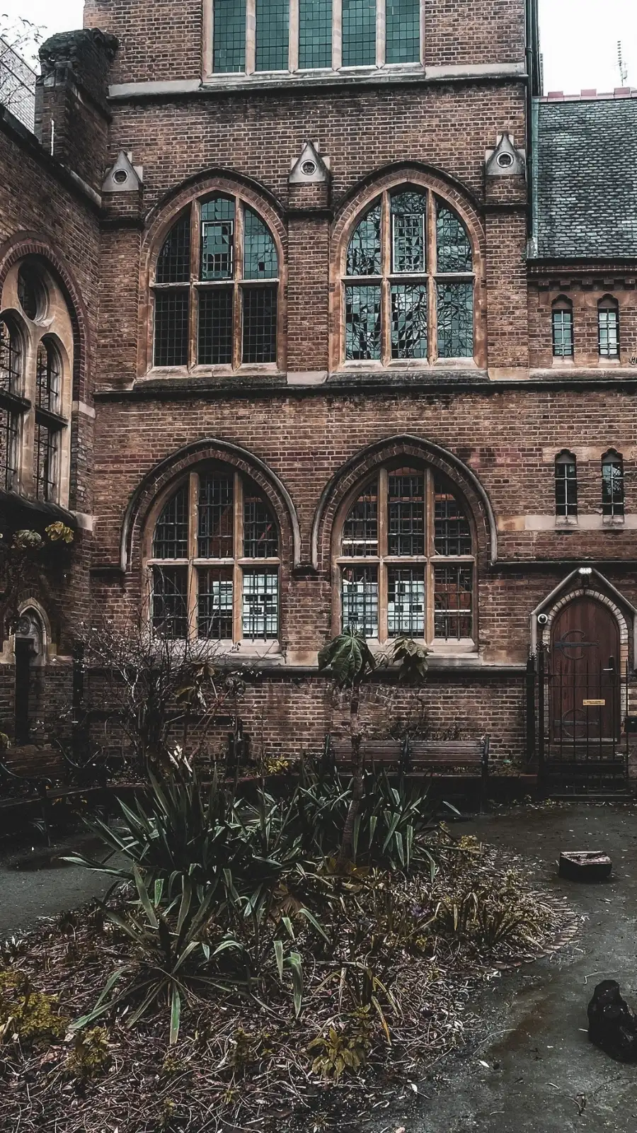 unusual london itinerary - dark academia places in london aesthetic - dark academia aesthetic - magical places in london - free things to do in london off the beaten path - best things to do in london on a budget - creepy places in london - secret places in london - unique things to do in london with kids - unusual things to do in london with teens - historical sites in london - medieval sites in london - secret churches in london - city of london - barbican - holborn
