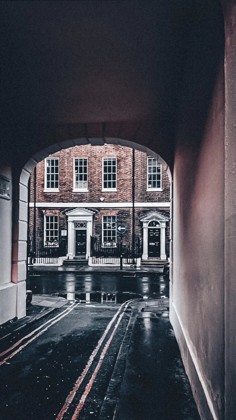unusual london itinerary - dark academia places in london aesthetic - dark academia aesthetic - magical places in london - free things to do in london off the beaten path - best things to do in london on a budget - creepy places in london - secret places in london - unique things to do in london with kids - unusual things to do in london with teens - historical sites in london - medieval sites in london - secret churches in london - city of london - barbican - holborn