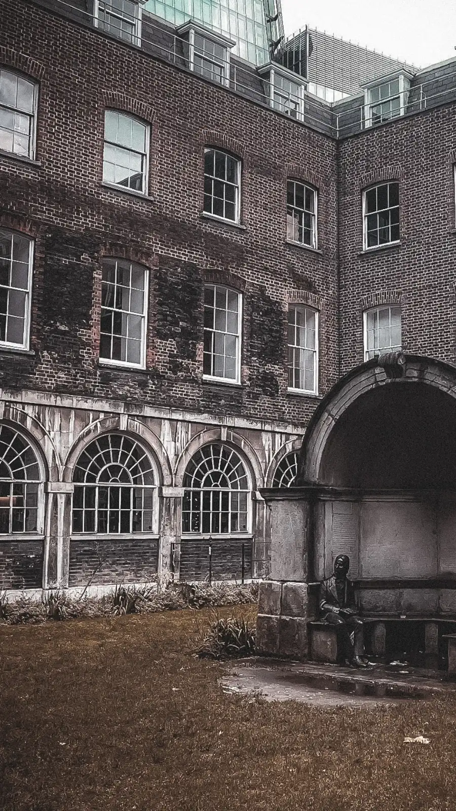 unusual london itinerary - dark academia places in london aesthetic - dark academia aesthetic - magical places in london - free things to do in london off the beaten path - best things to do in london on a budget - creepy places in london - secret places in london - unique things to do in london with kids - unusual things to do in london with teens - historical sites in london - medieval sites in london - secret churches in london - city of london - barbican - holborn