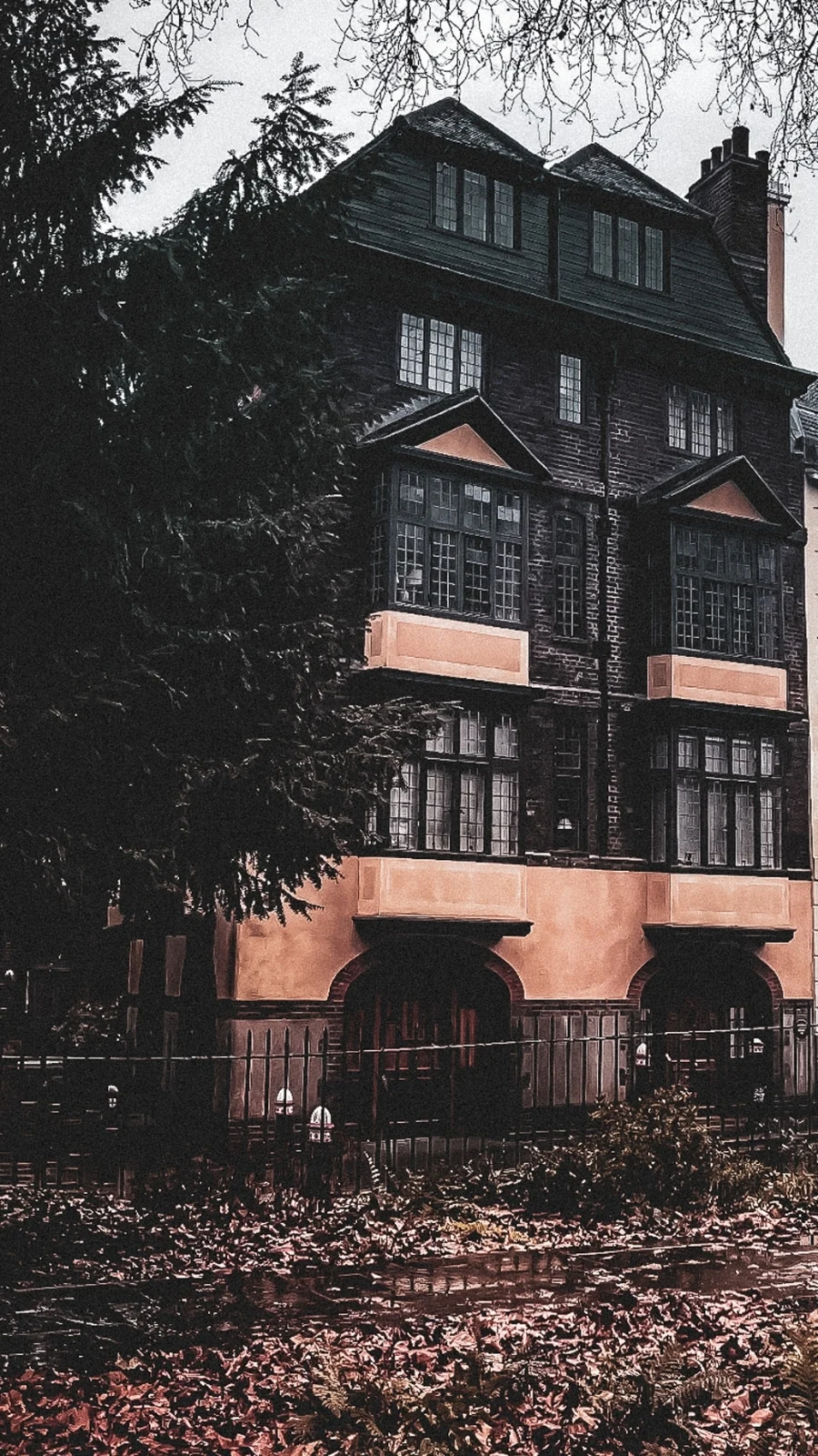 unusual london itinerary - dark academia places in london aesthetic - dark academia aesthetic - magical places in london - free things to do in london off the beaten path - best things to do in london on a budget - creepy places in london - secret places in london - unique things to do in london with kids - unusual things to do in london with teens - historical sites in london - medieval sites in london - secret churches in london - city of london - barbican - holborn