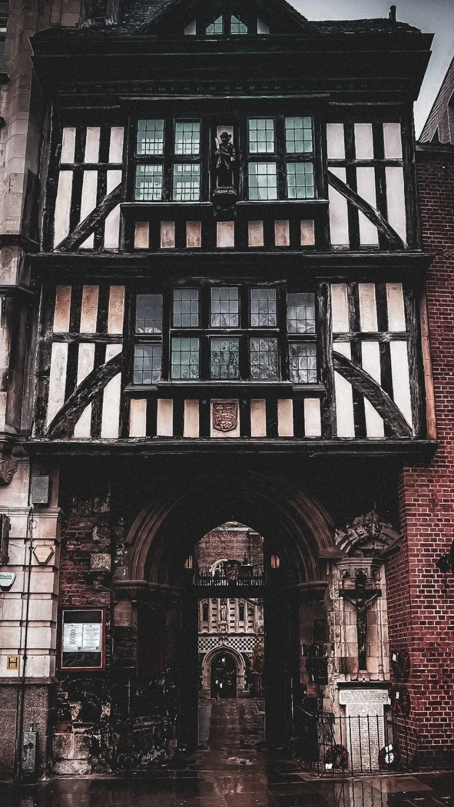 unusual london itinerary - dark academia places in london aesthetic - dark academia aesthetic - magical places in london - free things to do in london off the beaten path - best things to do in london on a budget - creepy places in london - secret places in london - unique things to do in london with kids - unusual things to do in london with teens - historical sites in london - medieval sites in london - secret churches in london - city of london - barbican - holborn