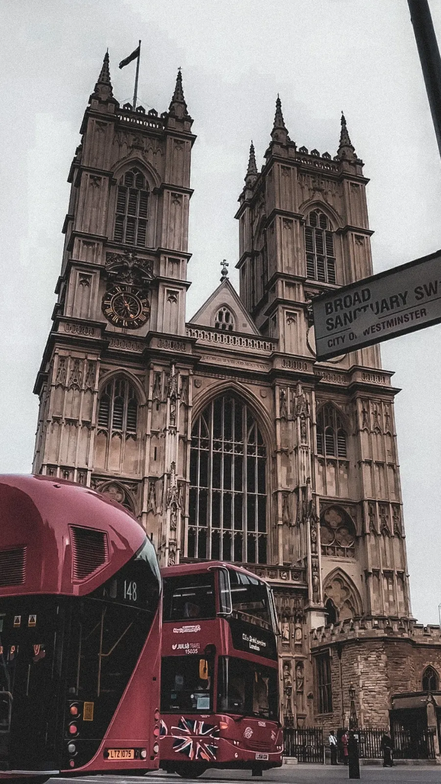 unusual london itinerary - dark academia places in london aesthetic - dark academia aesthetic - magical places in london - free things to do in london off the beaten path - best things to do in london on a budget - creepy places in london - secret places in london - unique things to do in london with kids - unusual things to do in london with teens - historical sites in london - medieval sites in london - secret churches in london - city of london - barbican - holborn