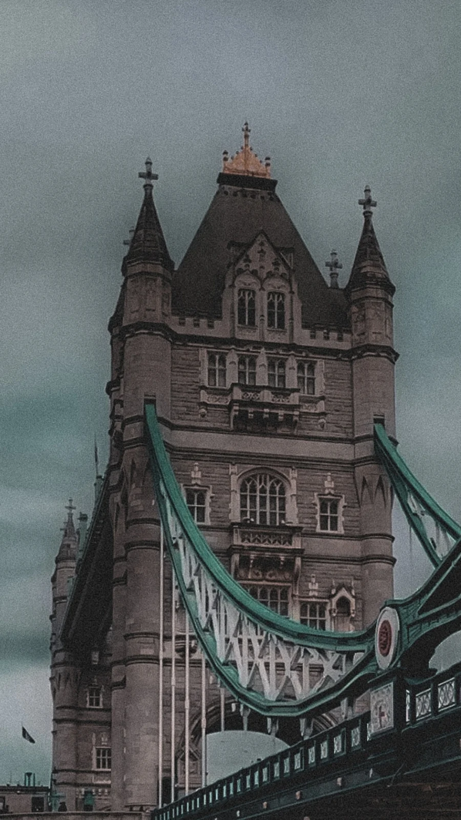 unusual london itinerary - dark academia places in london aesthetic - dark academia aesthetic - magical places in london - free things to do in london off the beaten path - best things to do in london on a budget - creepy places in london - secret places in london - unique things to do in london with kids - unusual things to do in london with teens - historical sites in london - medieval sites in london - secret churches in london - city of london - barbican - holborn