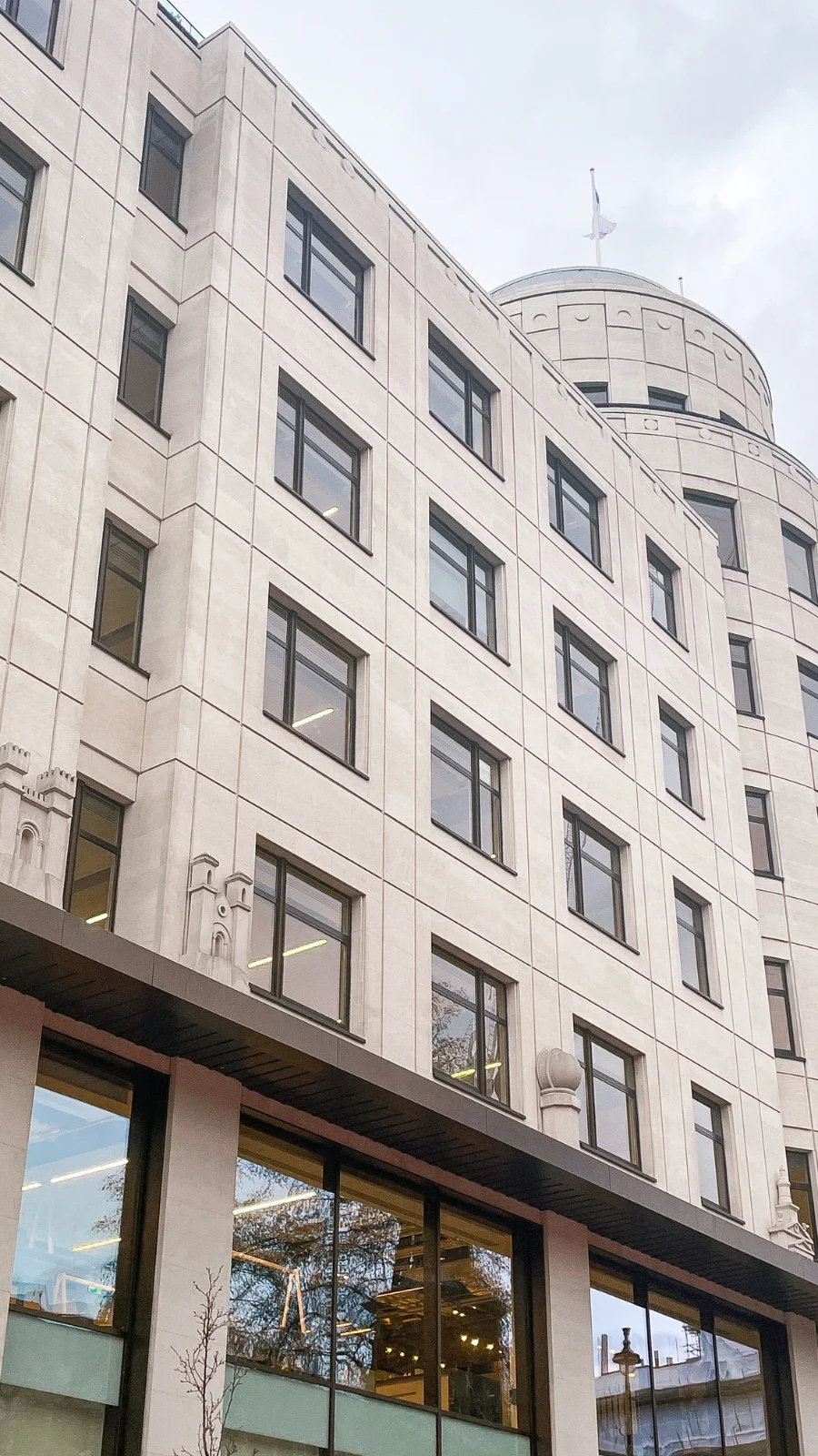 best things to do in marylebone central london itinerary - hidden gems, shops and beautiful places to visit in marylebone tiny buildings on building