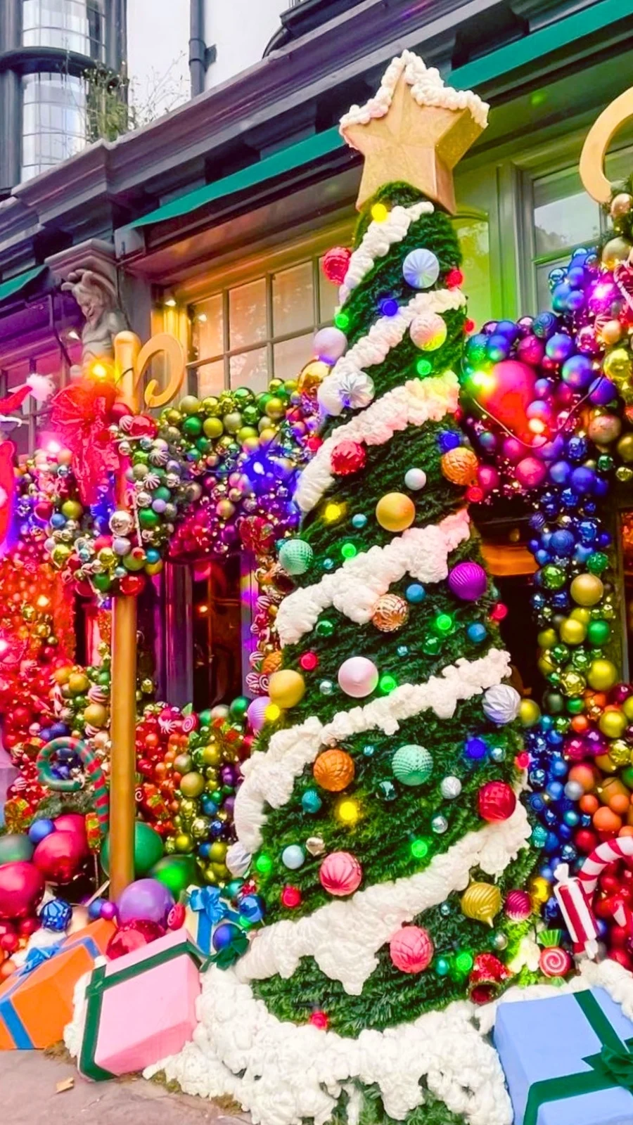 Best Christmas Shop Windows in London: Sloane Square and Chelsea