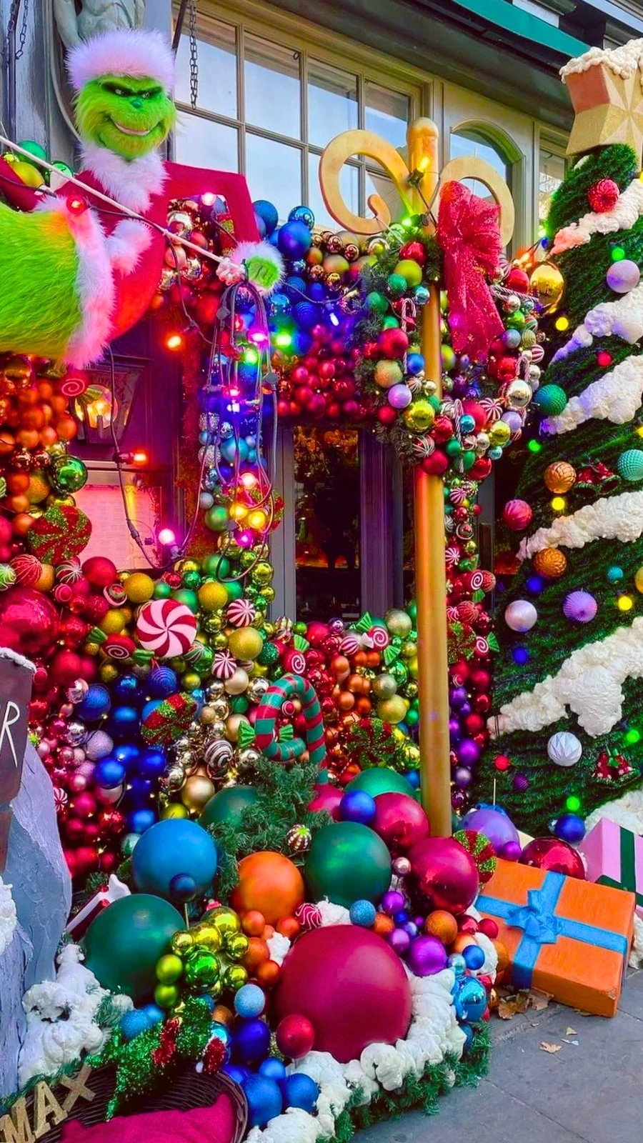 Best Christmas Shop Windows in London: Sloane Square and Chelsea