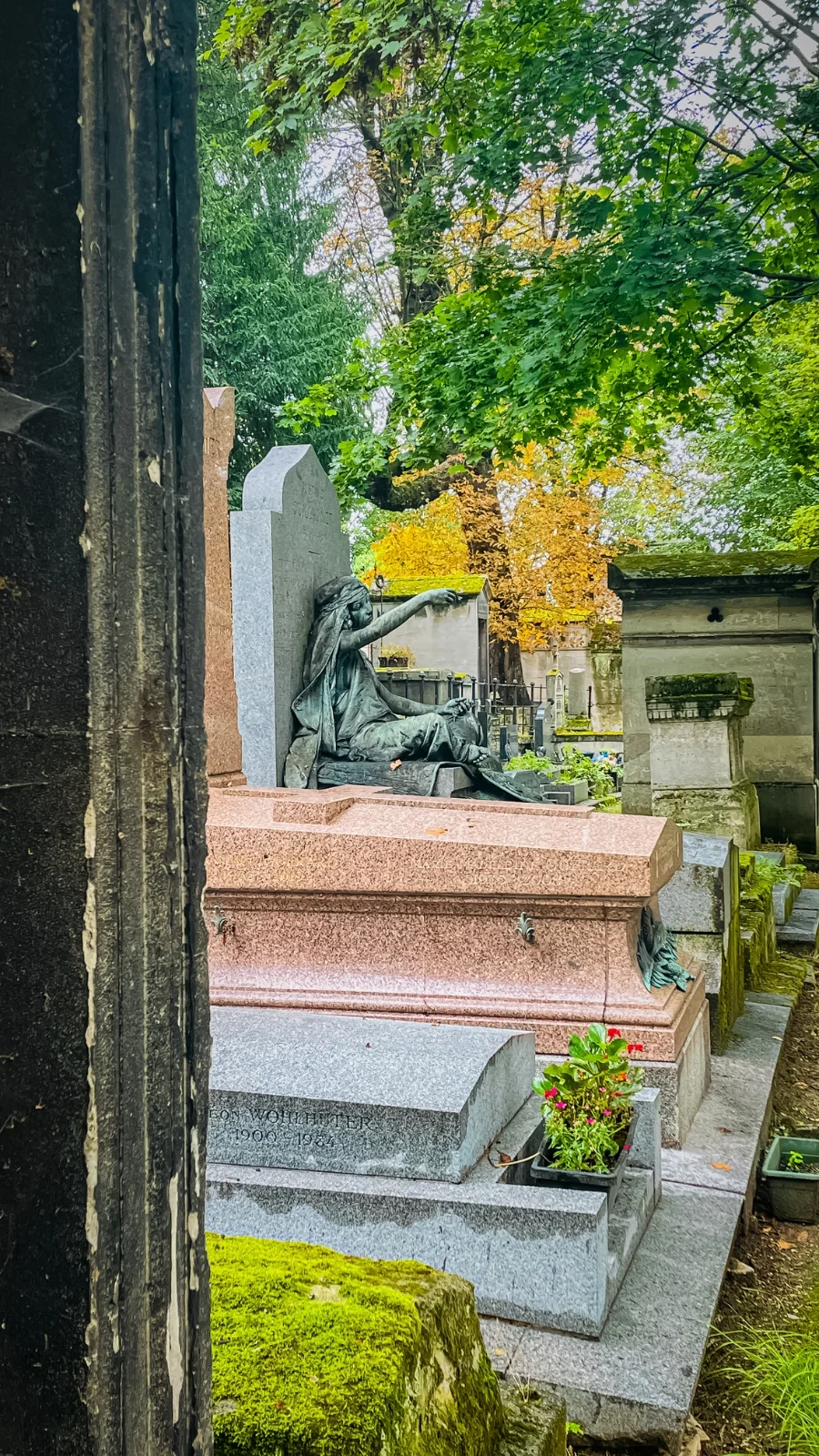 Best Things to Do in the Fall in Paris: Cimetière de Montmartre